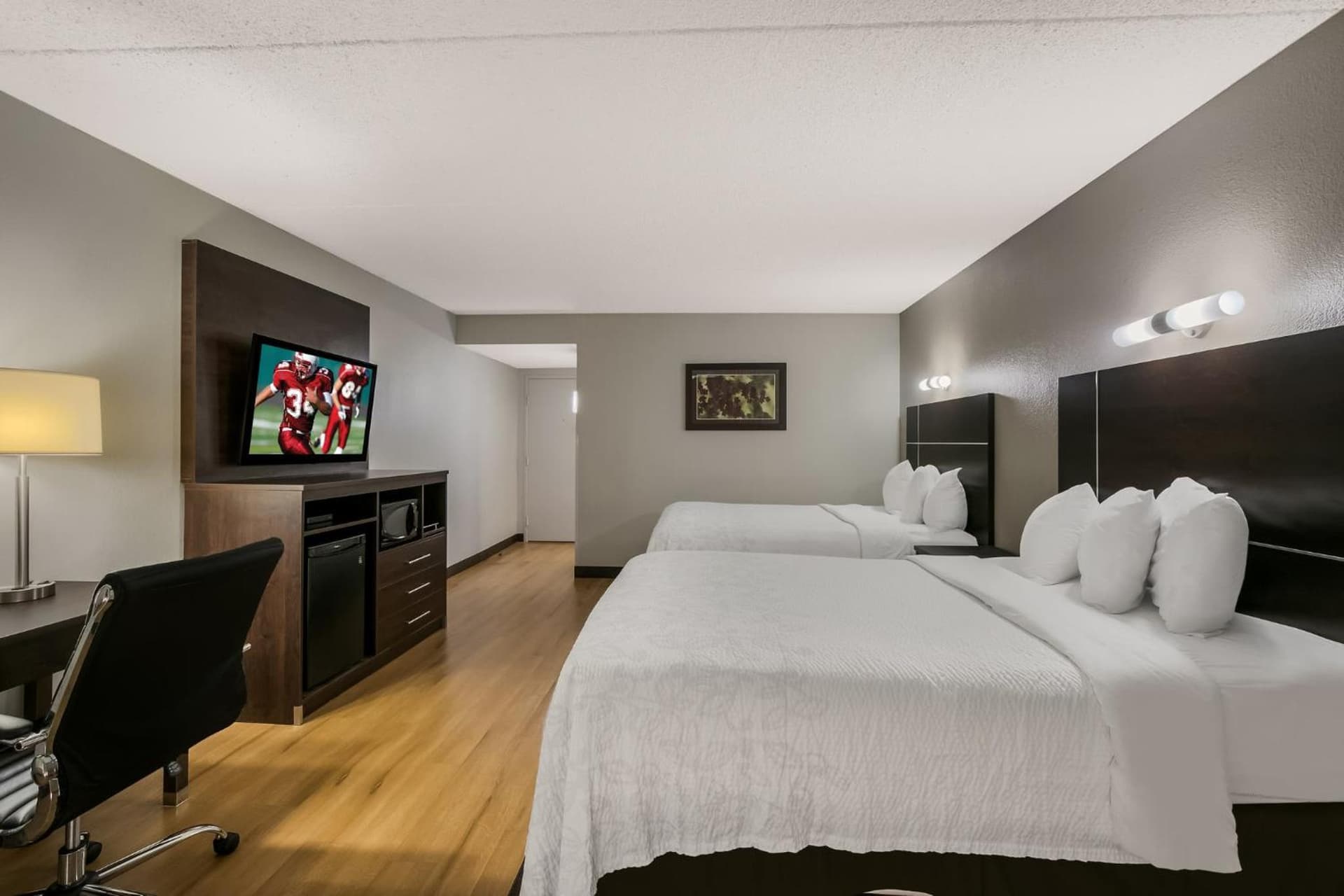 Red Roof Inn PLUS+ & Suites Knoxville West - Cedar Bluff gallery photo in Knoxville, TN — image 16