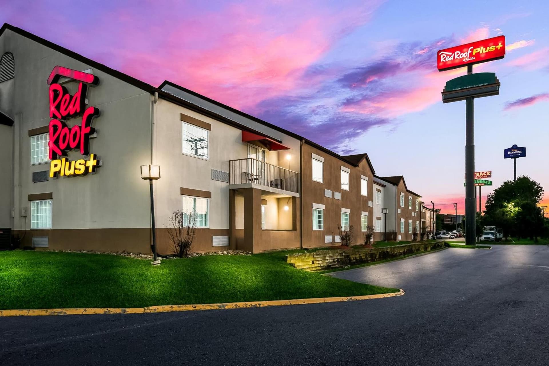 Red Roof Inn PLUS+ & Suites Knoxville West - Cedar Bluff property views in Knoxville, TN — gallery photo 3
