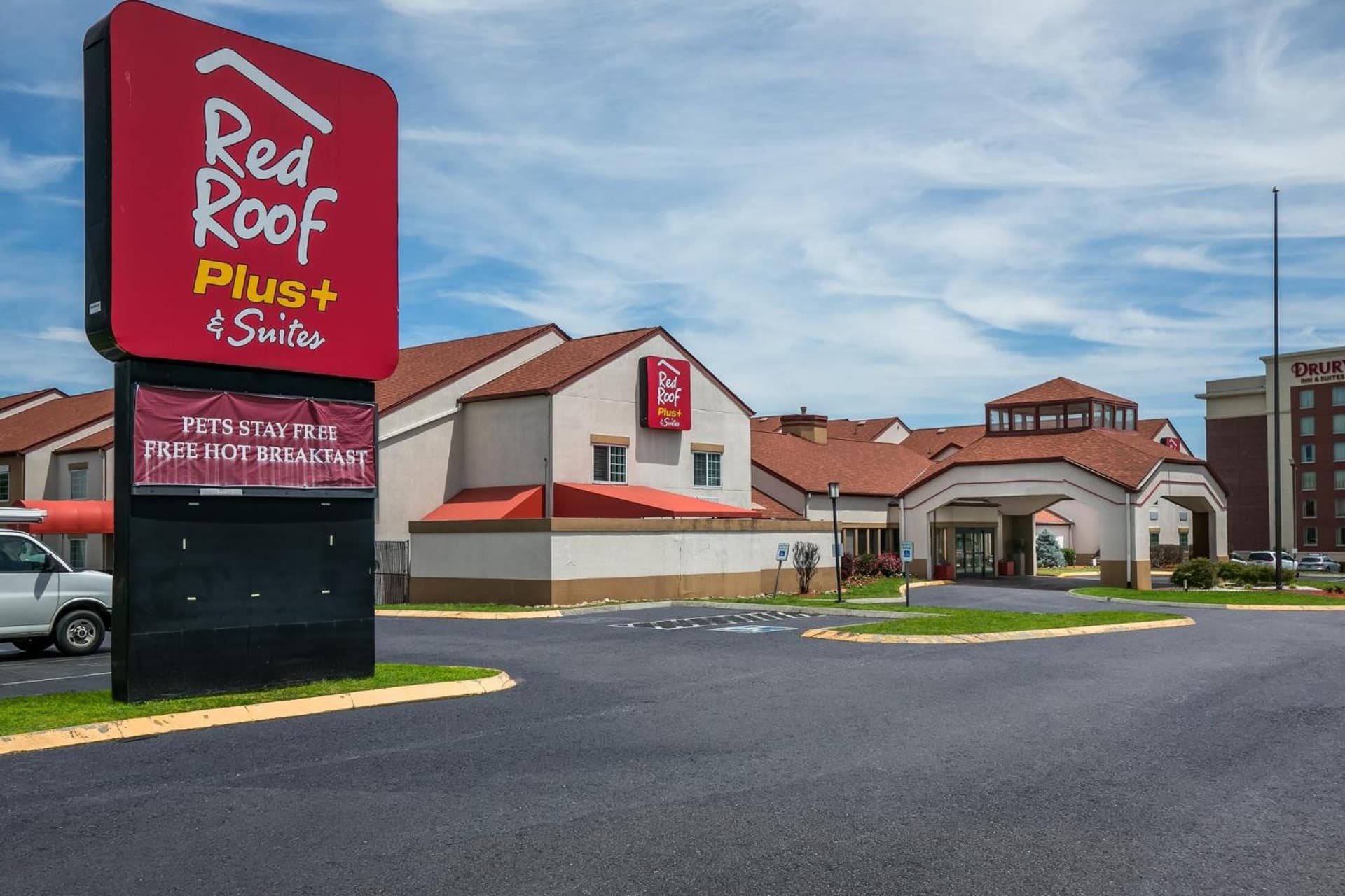 Red Roof Inn PLUS+ & Suites Knoxville West - Cedar Bluff interior in Knoxville, TN — gallery photo 2