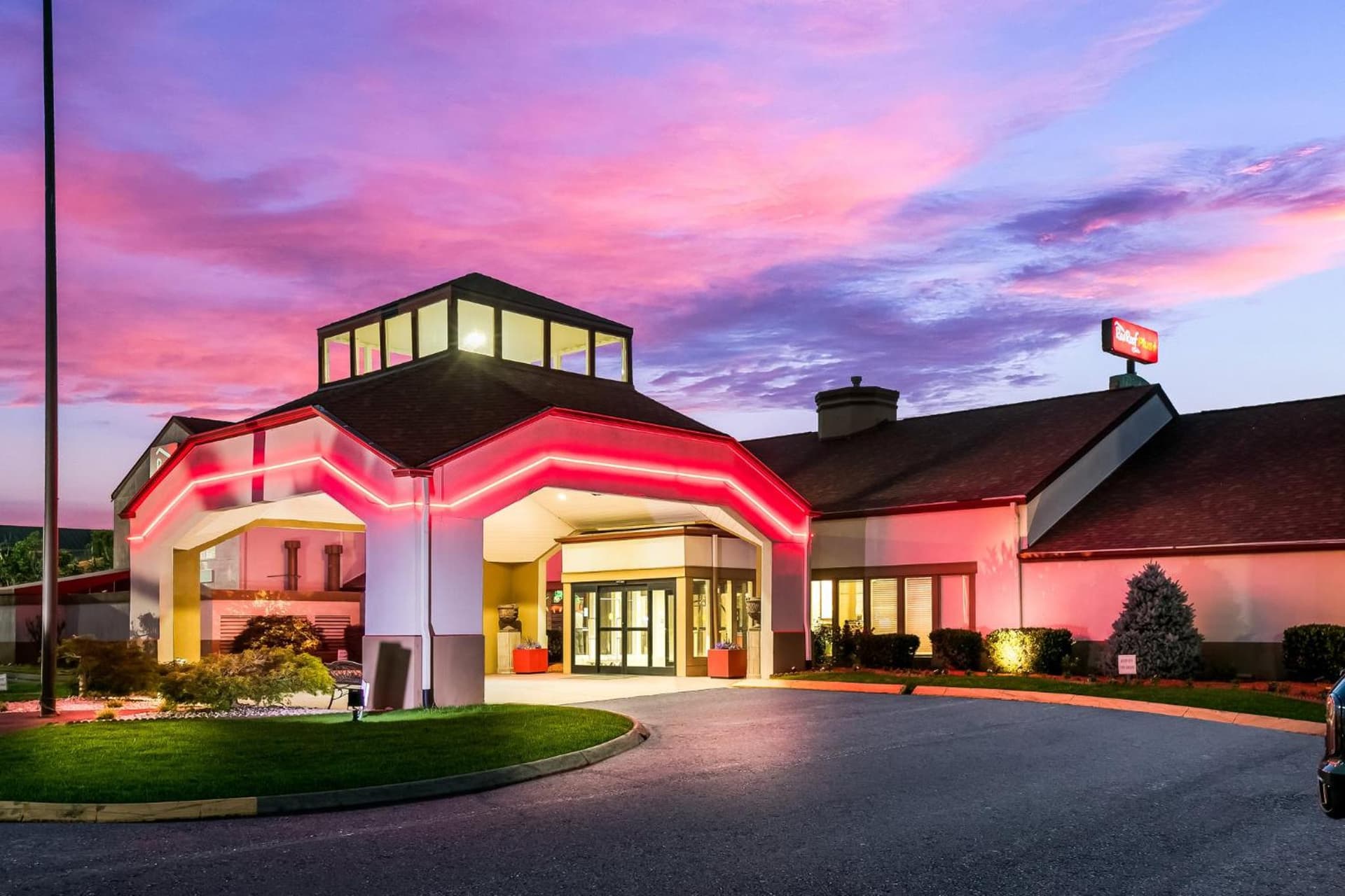 Red Roof Inn PLUS+ & Suites Knoxville West - Cedar Bluff gallery photo in Knoxville, TN — image 26