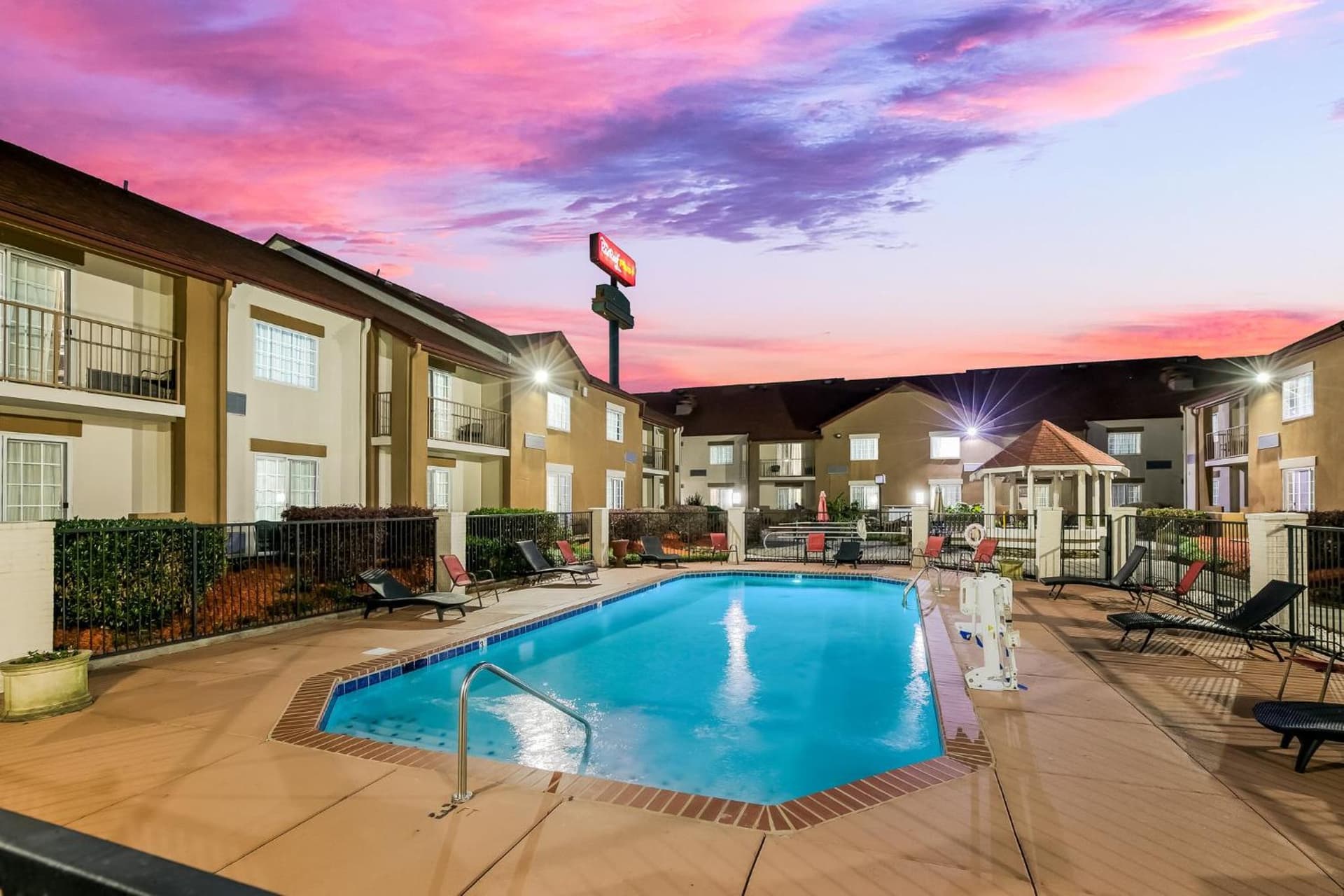 Red Roof Inn PLUS+ & Suites Knoxville West - Cedar Bluff gallery photo in Knoxville, TN — image 17