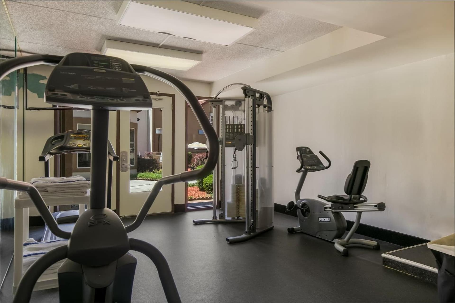 Red Roof Inn PLUS+ & Suites Knoxville West - Cedar Bluff gallery photo in Knoxville, TN — image 36