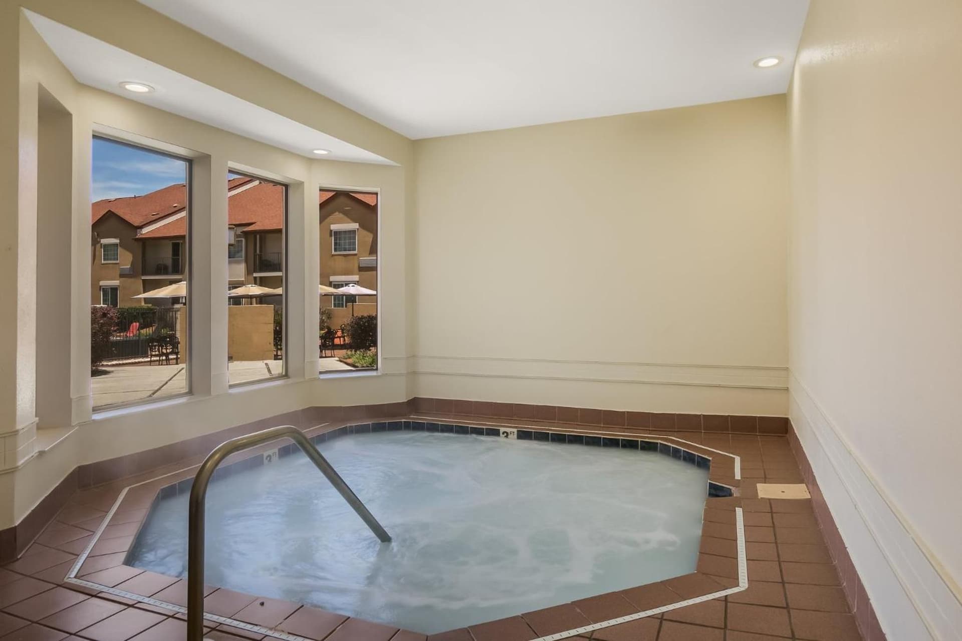Red Roof Inn PLUS+ & Suites Knoxville West - Cedar Bluff gallery photo in Knoxville, TN — image 20