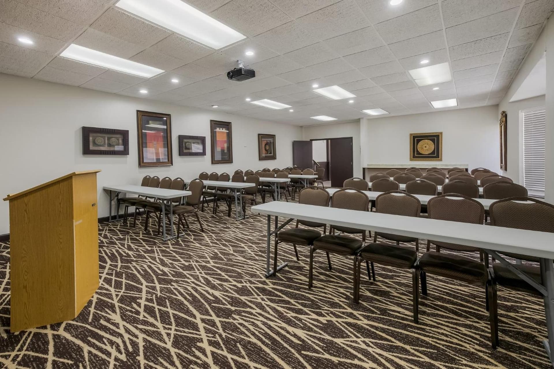 Red Roof Inn PLUS+ & Suites Knoxville West - Cedar Bluff gallery photo in Knoxville, TN — image 29