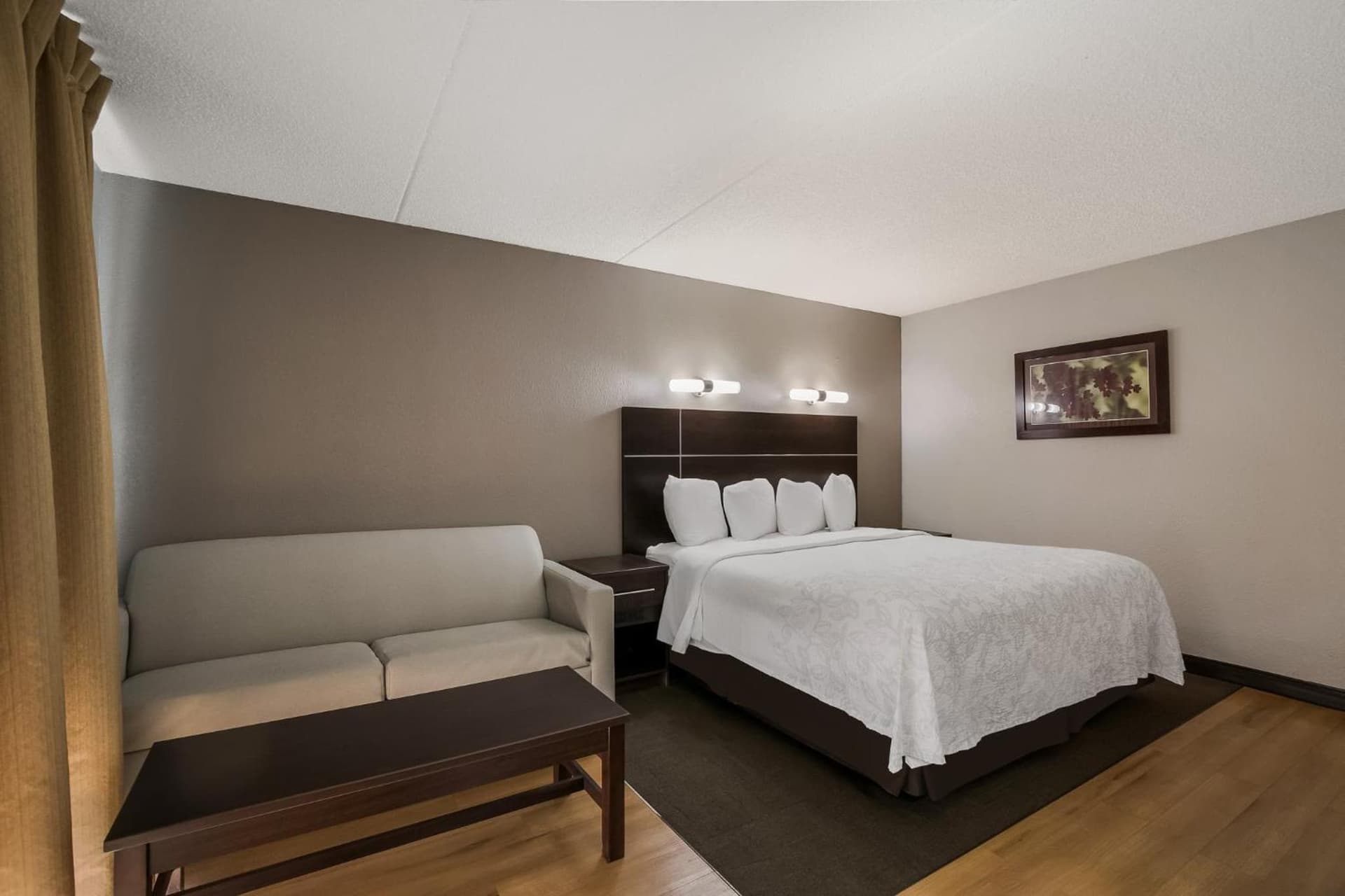 Red Roof Inn PLUS+ & Suites Knoxville West - Cedar Bluff gallery photo in Knoxville, TN — image 5