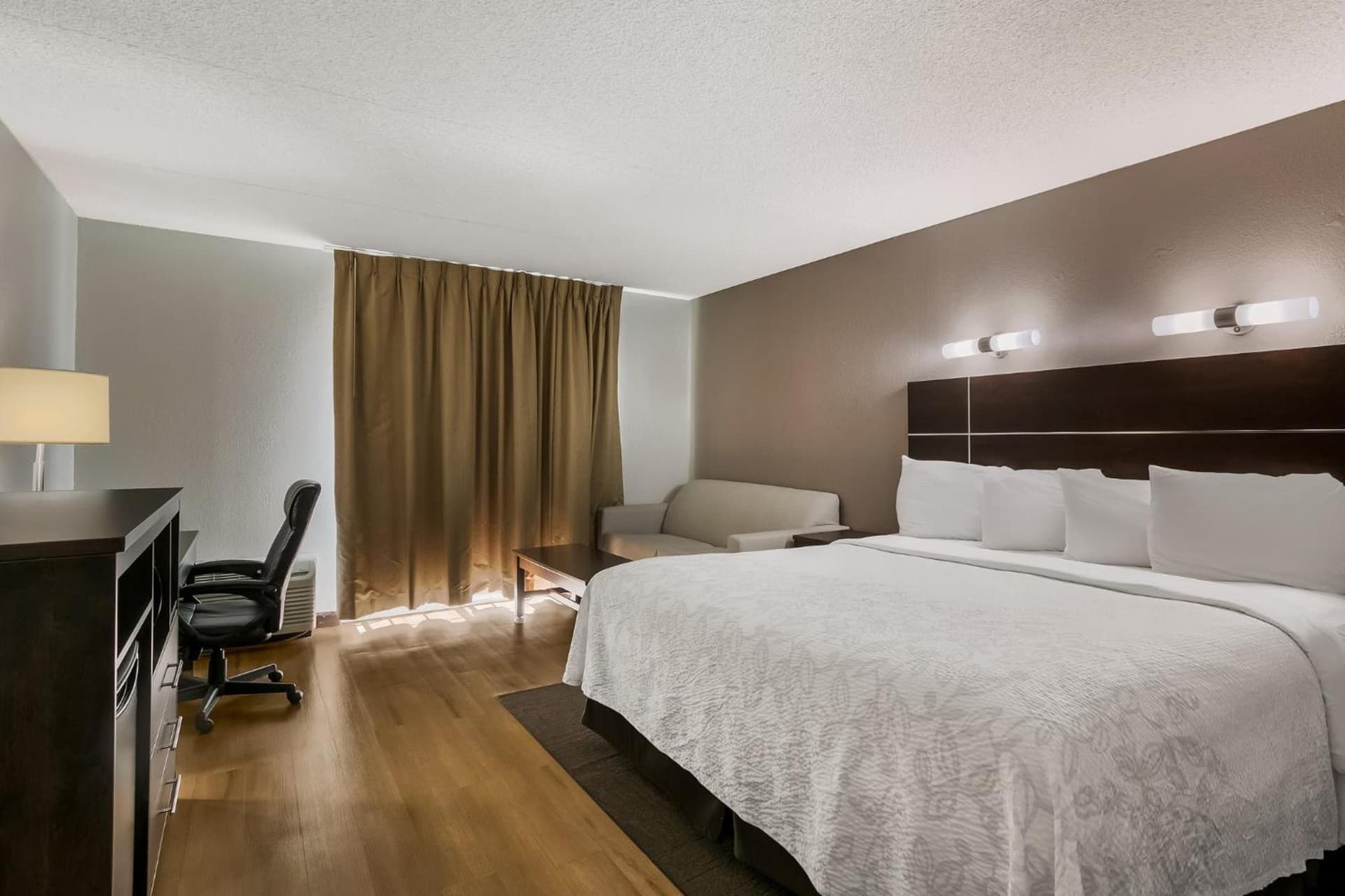 Red Roof Inn PLUS+ & Suites Knoxville West - Cedar Bluff gallery photo in Knoxville, TN — image 34
