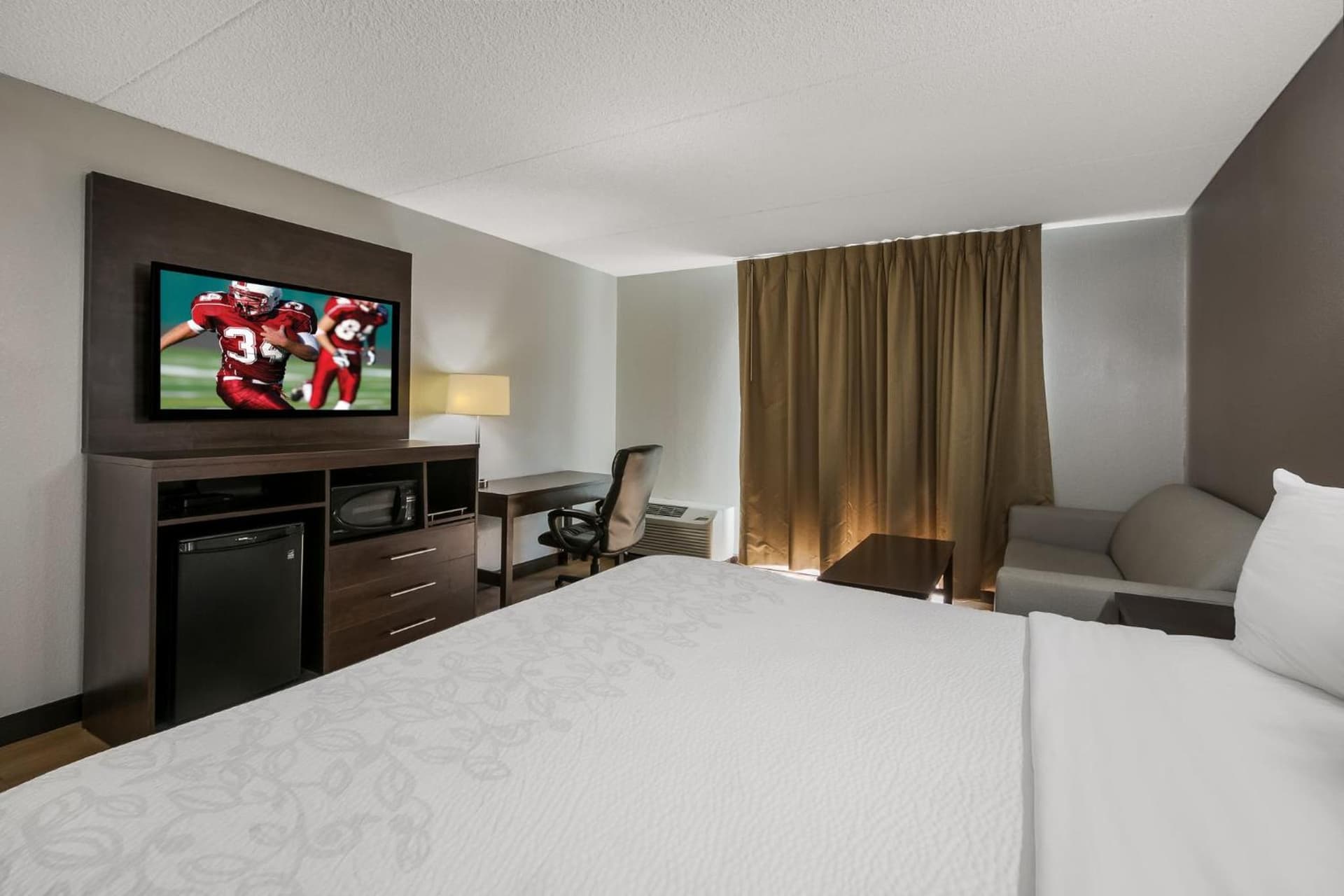 Red Roof Inn PLUS+ & Suites Knoxville West - Cedar Bluff gallery photo in Knoxville, TN — image 19