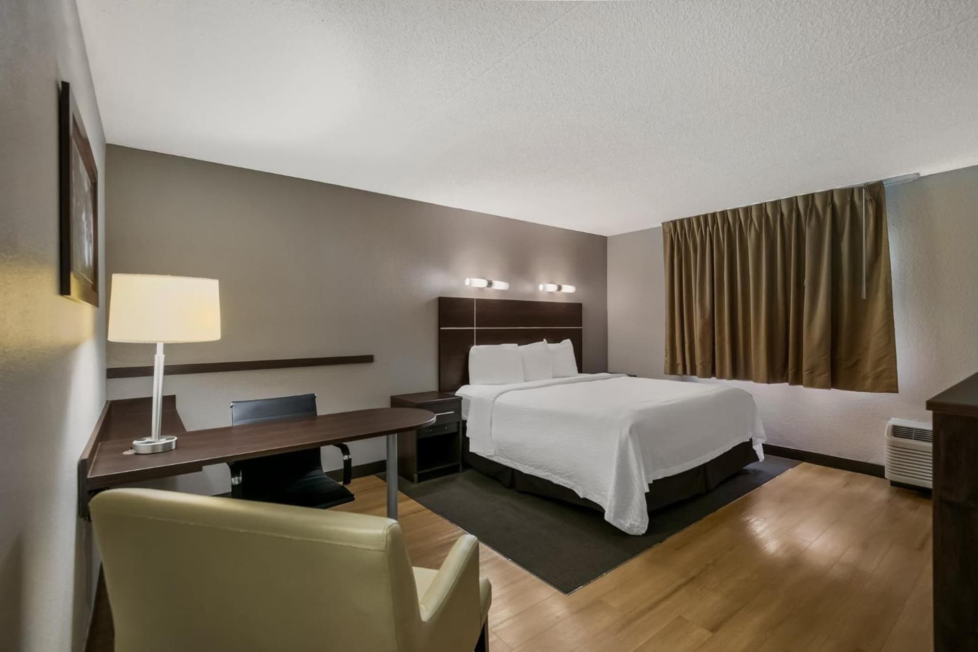 Red Roof Inn PLUS+ & Suites Knoxville West - Cedar Bluff gallery photo in Knoxville, TN — image 24