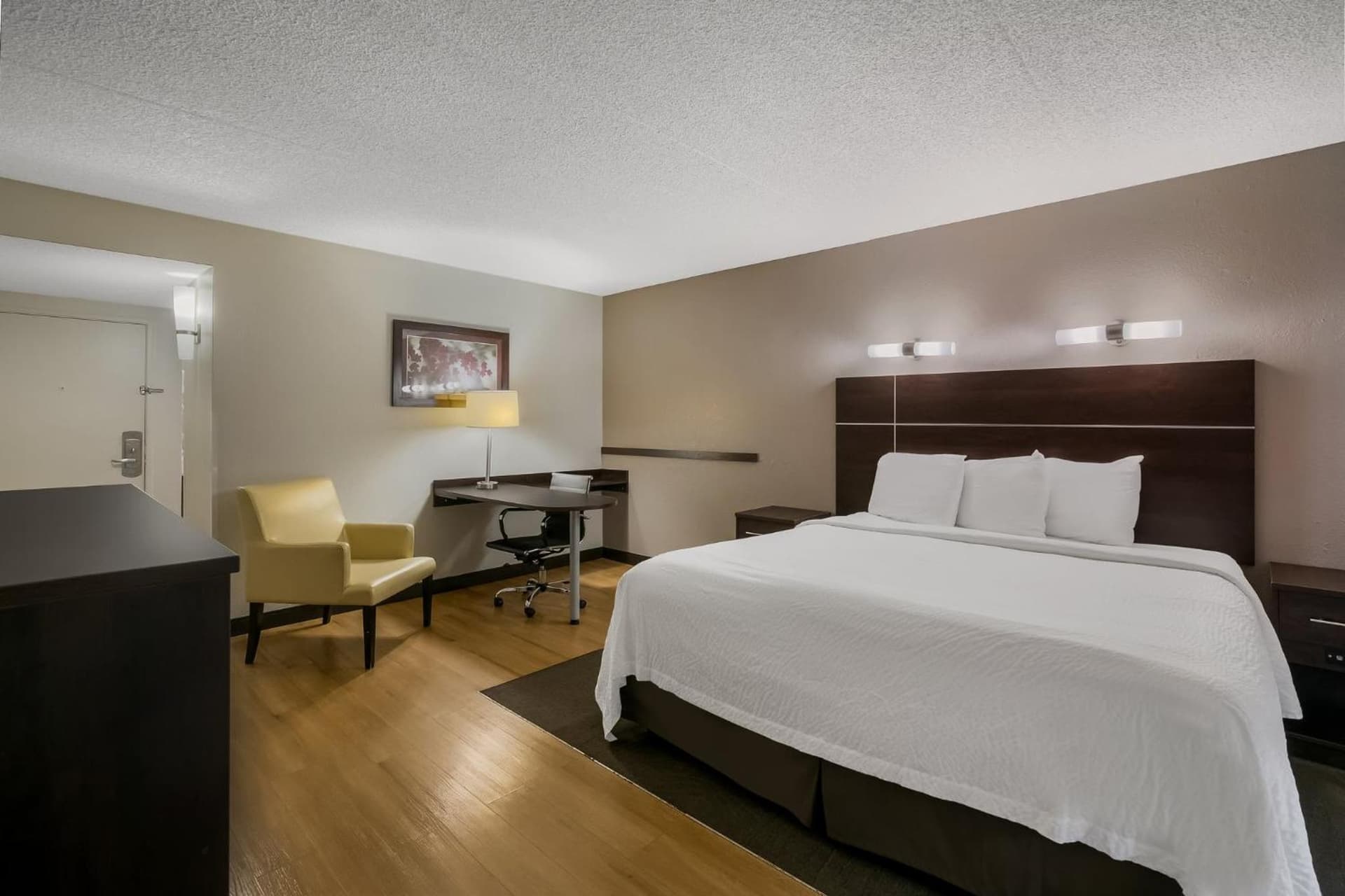 Red Roof Inn PLUS+ & Suites Knoxville West - Cedar Bluff gallery photo in Knoxville, TN — image 31