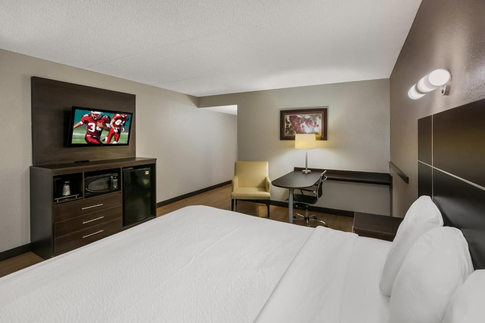 Red Roof Inn PLUS+ & Suites Knoxville West - Cedar Bluff gallery photo in Knoxville, TN — image 23