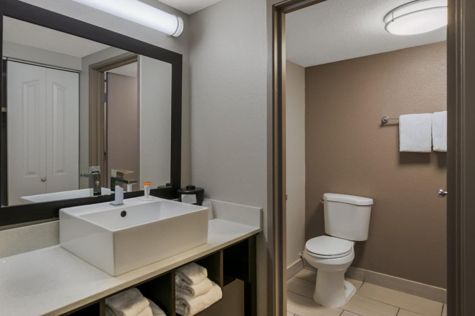 Red Roof Inn PLUS+ & Suites Knoxville West - Cedar Bluff gallery photo in Knoxville, TN — image 30