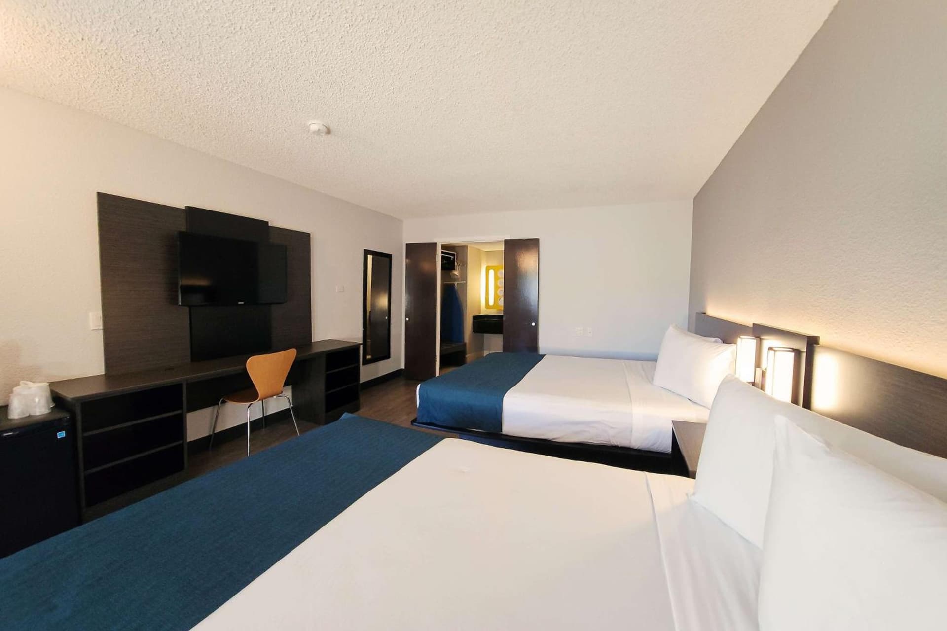 Motel 6-Anaheim, CA - Maingate gallery photo in Anaheim, CA — image 17