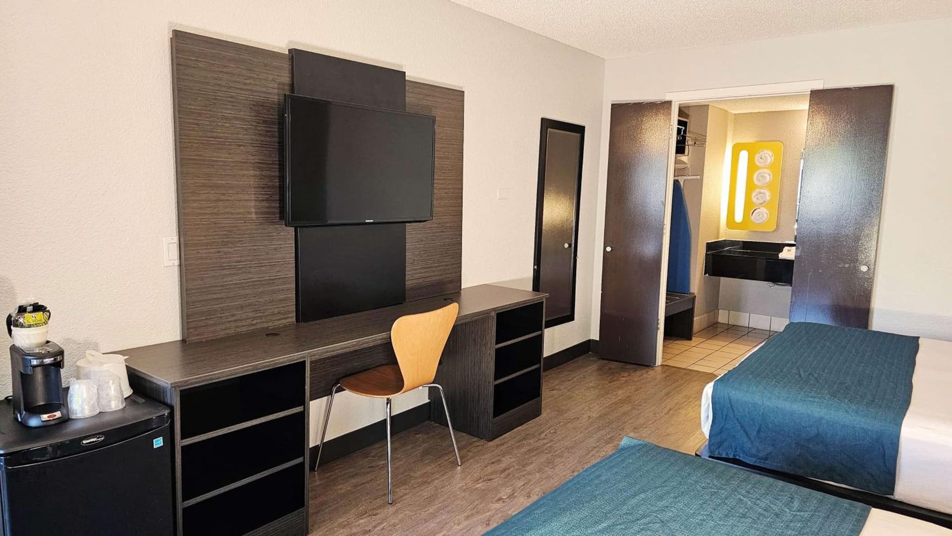Motel 6-Anaheim, CA - Maingate gallery photo in Anaheim, CA — image 4