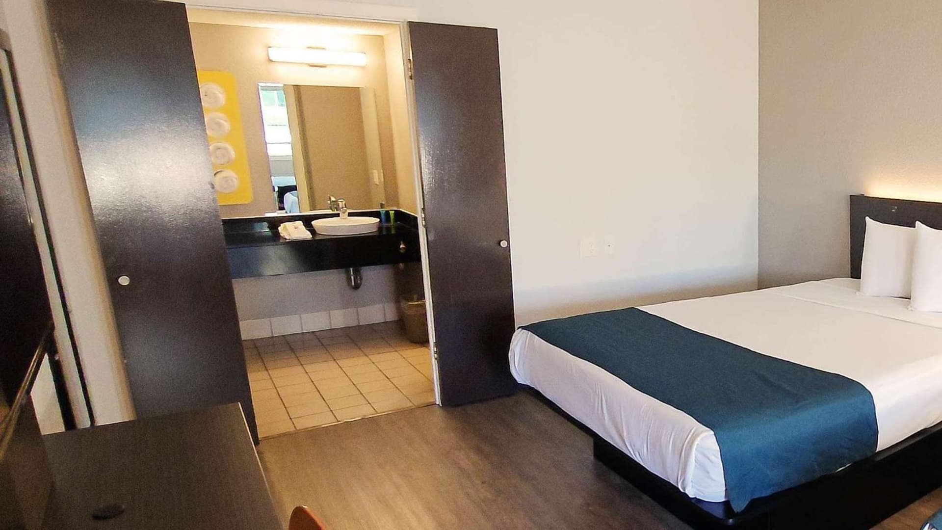 Motel 6-Anaheim, CA - Maingate gallery photo in Anaheim, CA — image 8