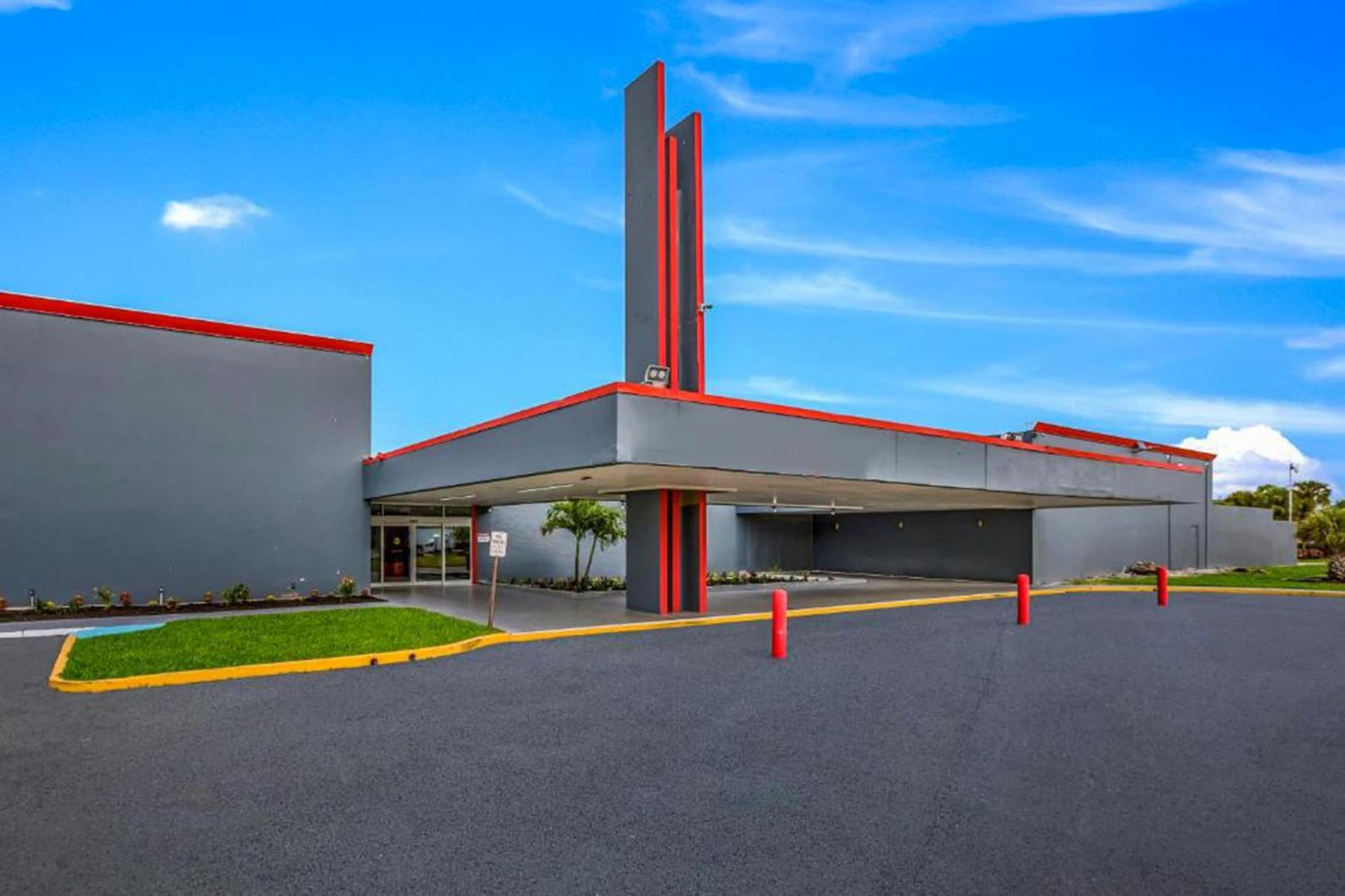 OYO Hotel Orlando Airport featured exterior or lobby in Orlando, FL — similar hotel
