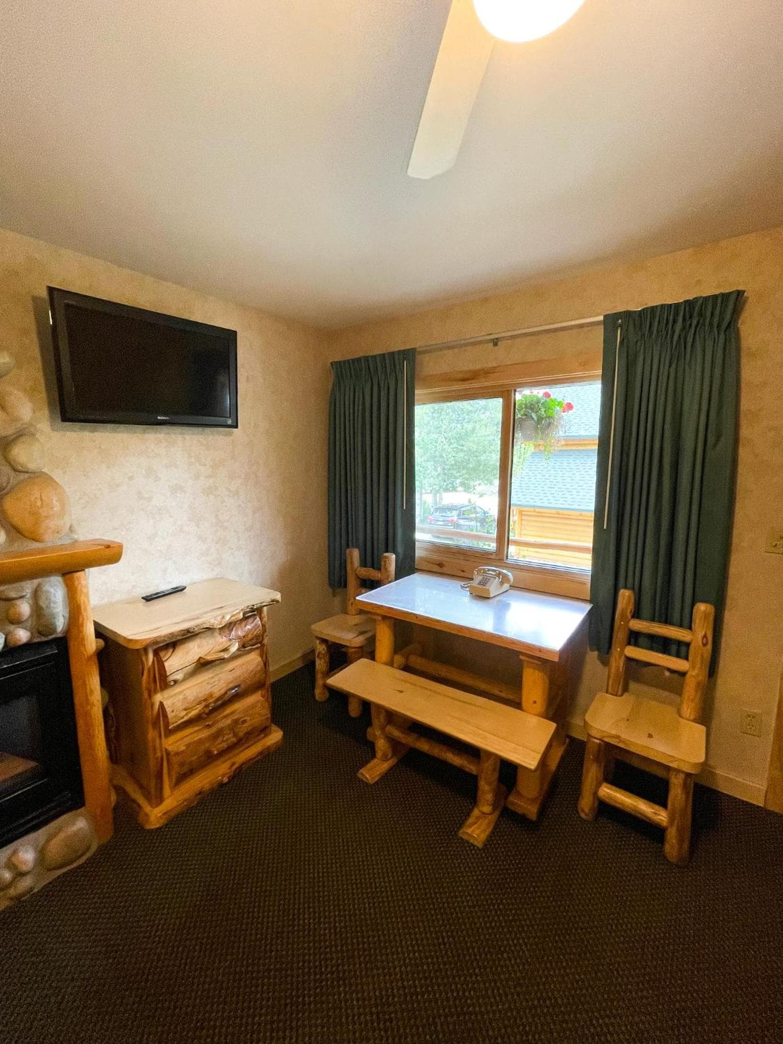 Spirit Lake Lodge interior in Grand Lake, CO — gallery photo 2