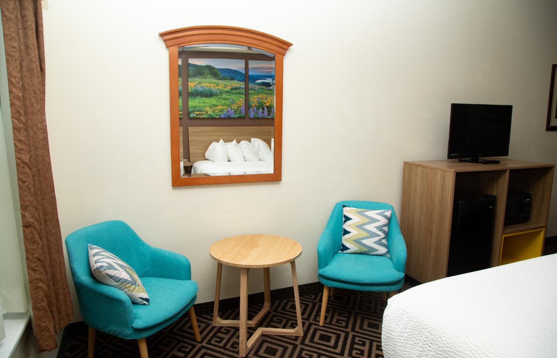 Days Inn by Wyndham Manitou Springs property views in Manitou Springs, CO — gallery photo 3