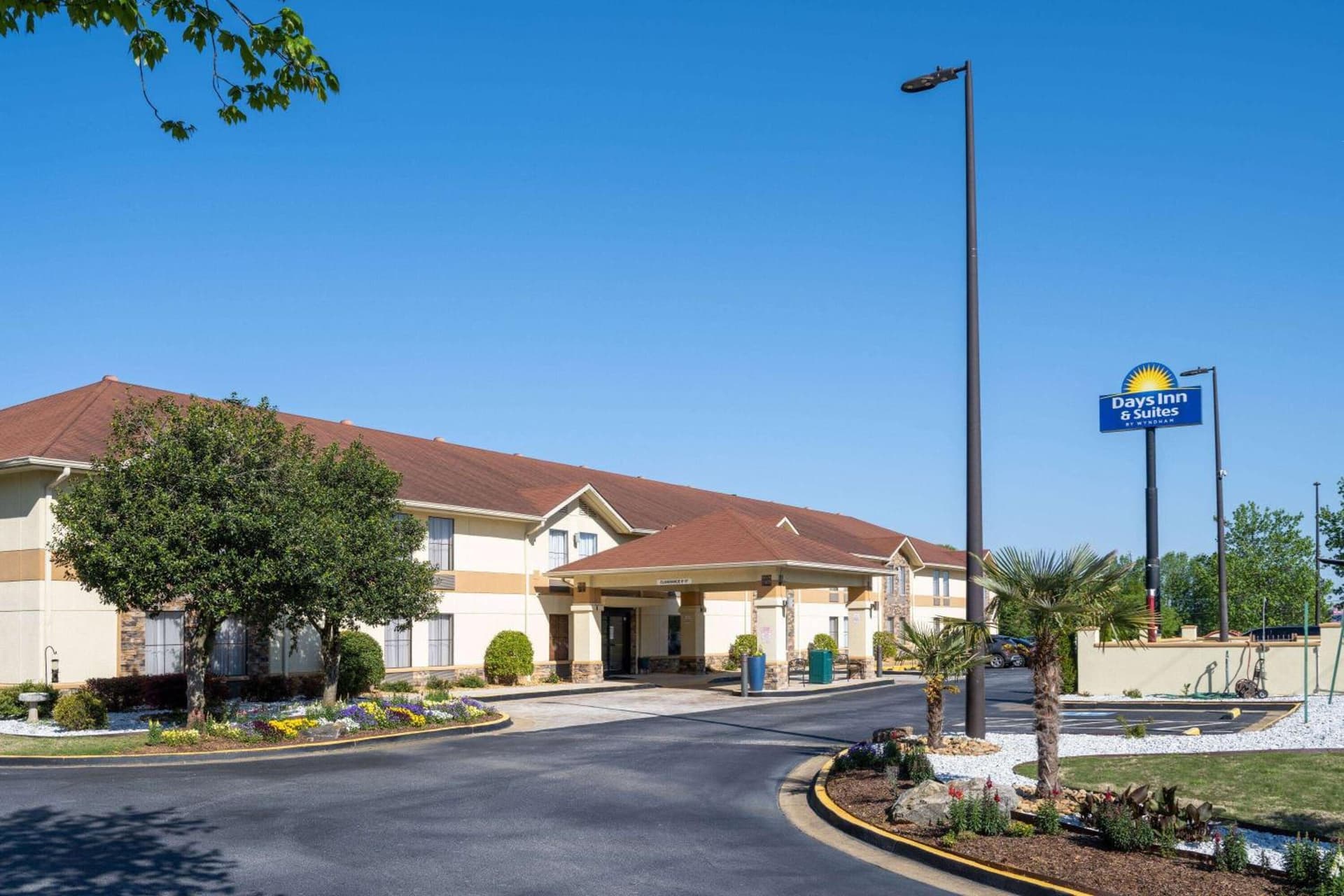 Days Inn & Suites by Wyndham Commerce interior in Commerce, GA — gallery photo 2