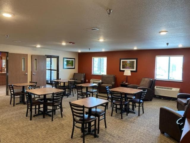 La Quinta Inn & Suites by Wyndham Greenville Woodruff Rd interior in Greenville, SC — gallery photo 2