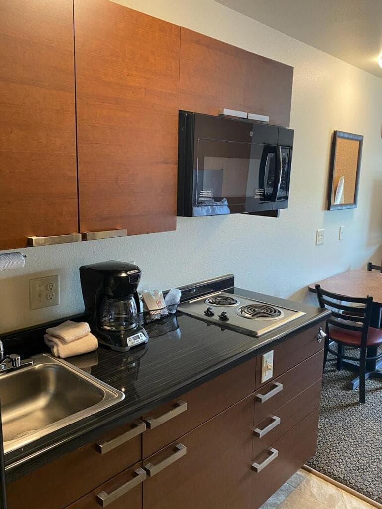 La Quinta Inn & Suites by Wyndham Greenville Woodruff Rd property views in Greenville, SC — gallery photo 3