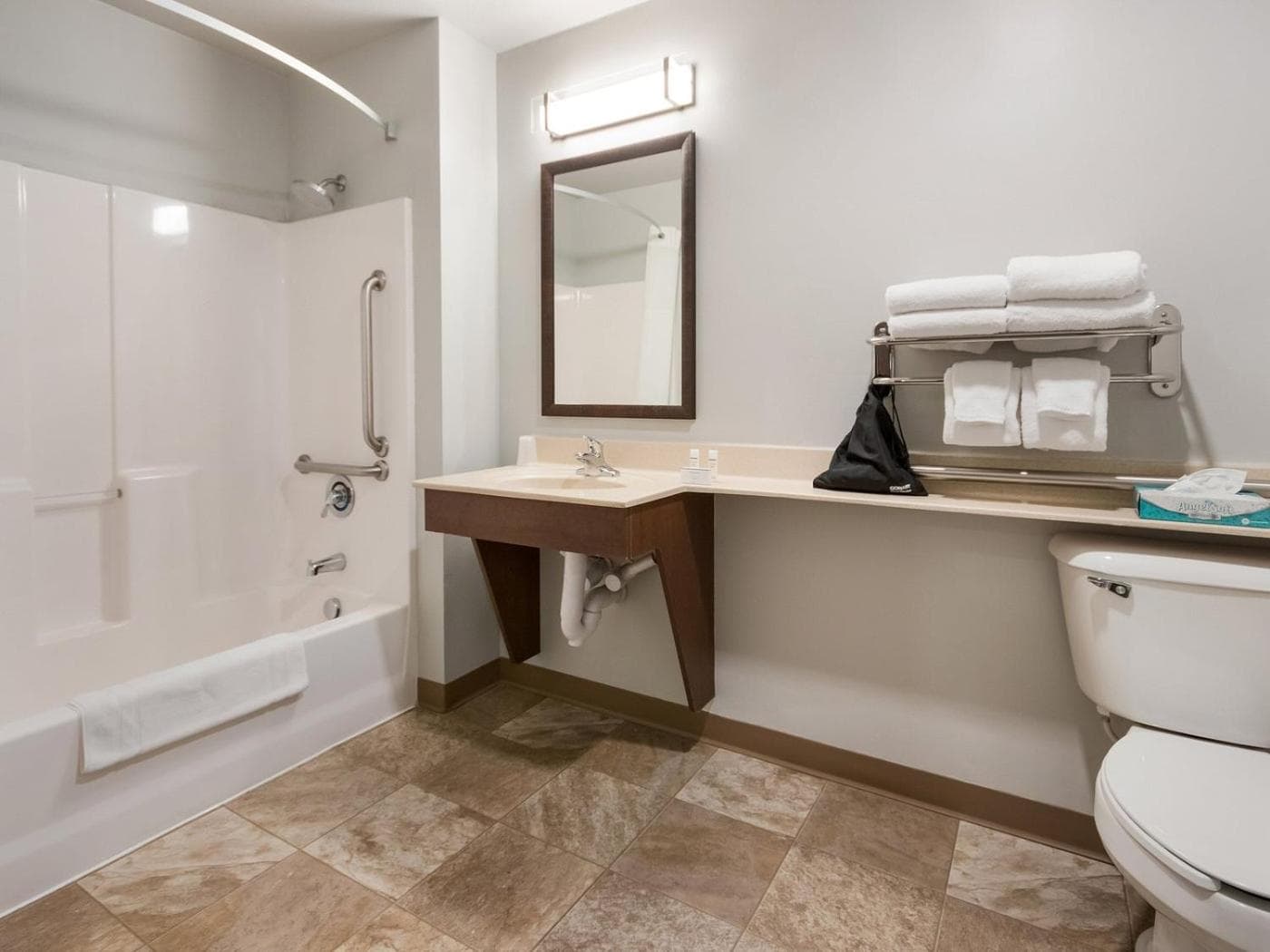 La Quinta Inn & Suites by Wyndham Greenville Woodruff Rd property views in Greenville, SC — gallery photo 3
