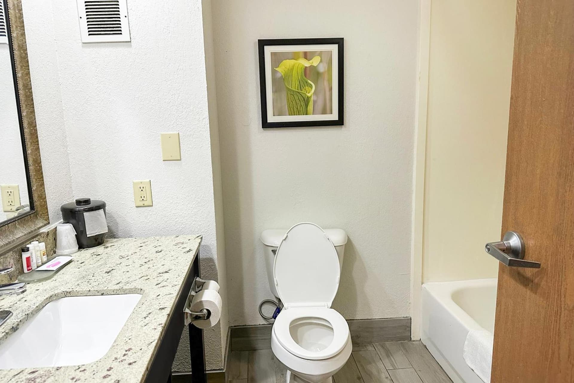 OYO Townhouse Jackson - Ridgeland gallery photo in Jackson, MS — image 31