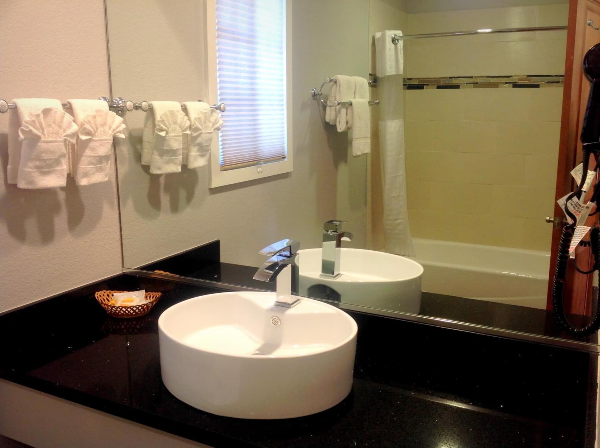 FairBridge Inn & Suites Gateway to Yosemite gallery photo in Merced, CA — image 6