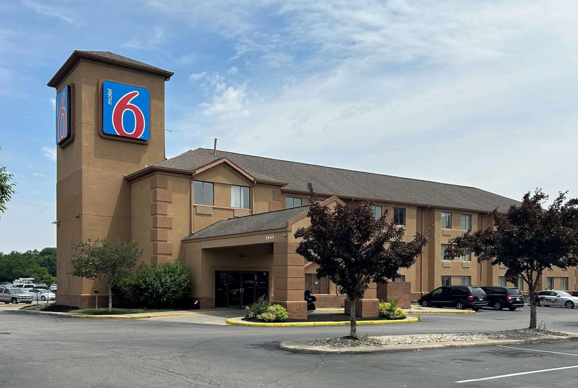 Motel 6-Indianapolis, IN - Airport featured exterior or lobby in Indianapolis, IN — similar hotel