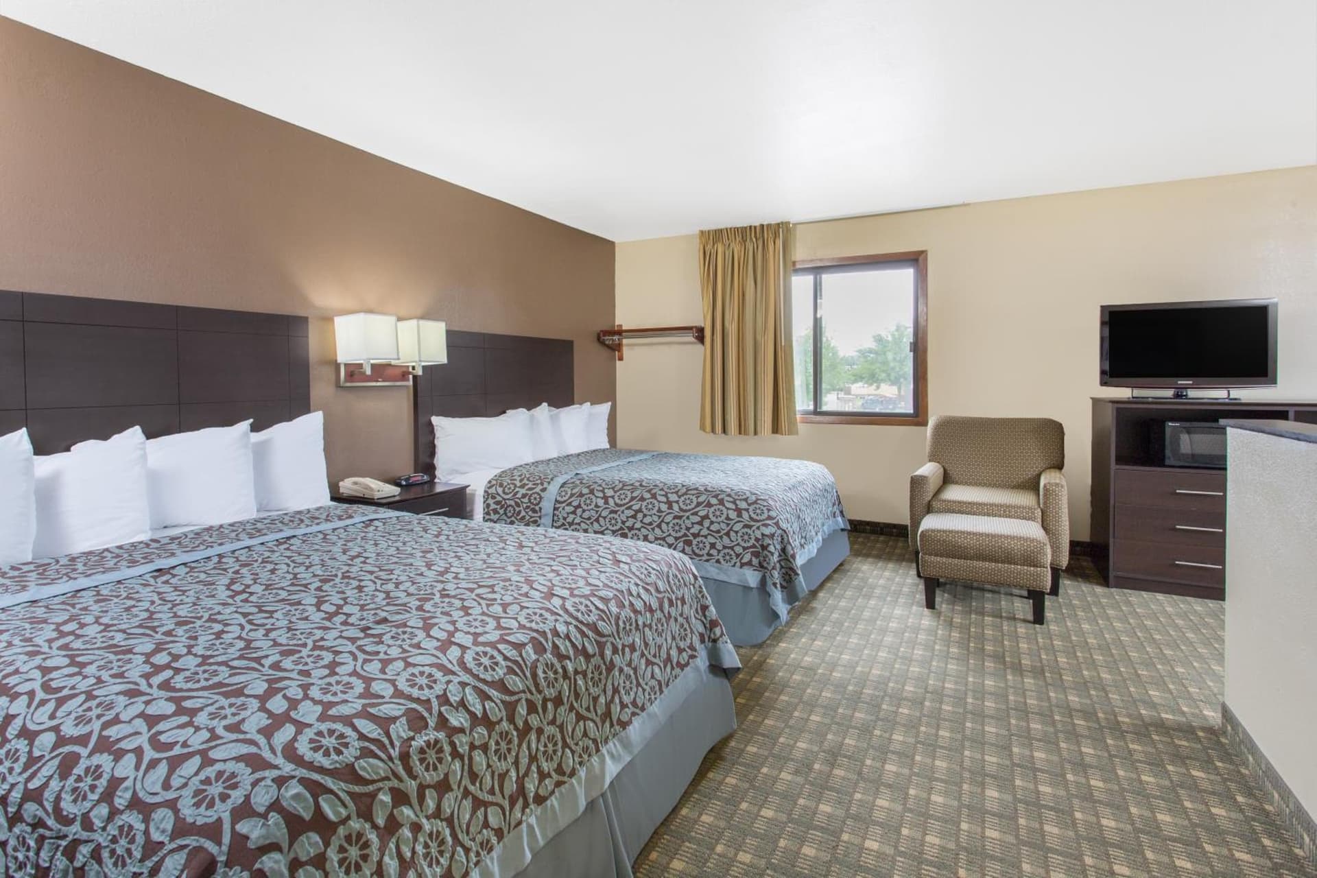 Days Inn & Suites by Wyndham Waterloo gallery photo in Waterloo, IA — image 46