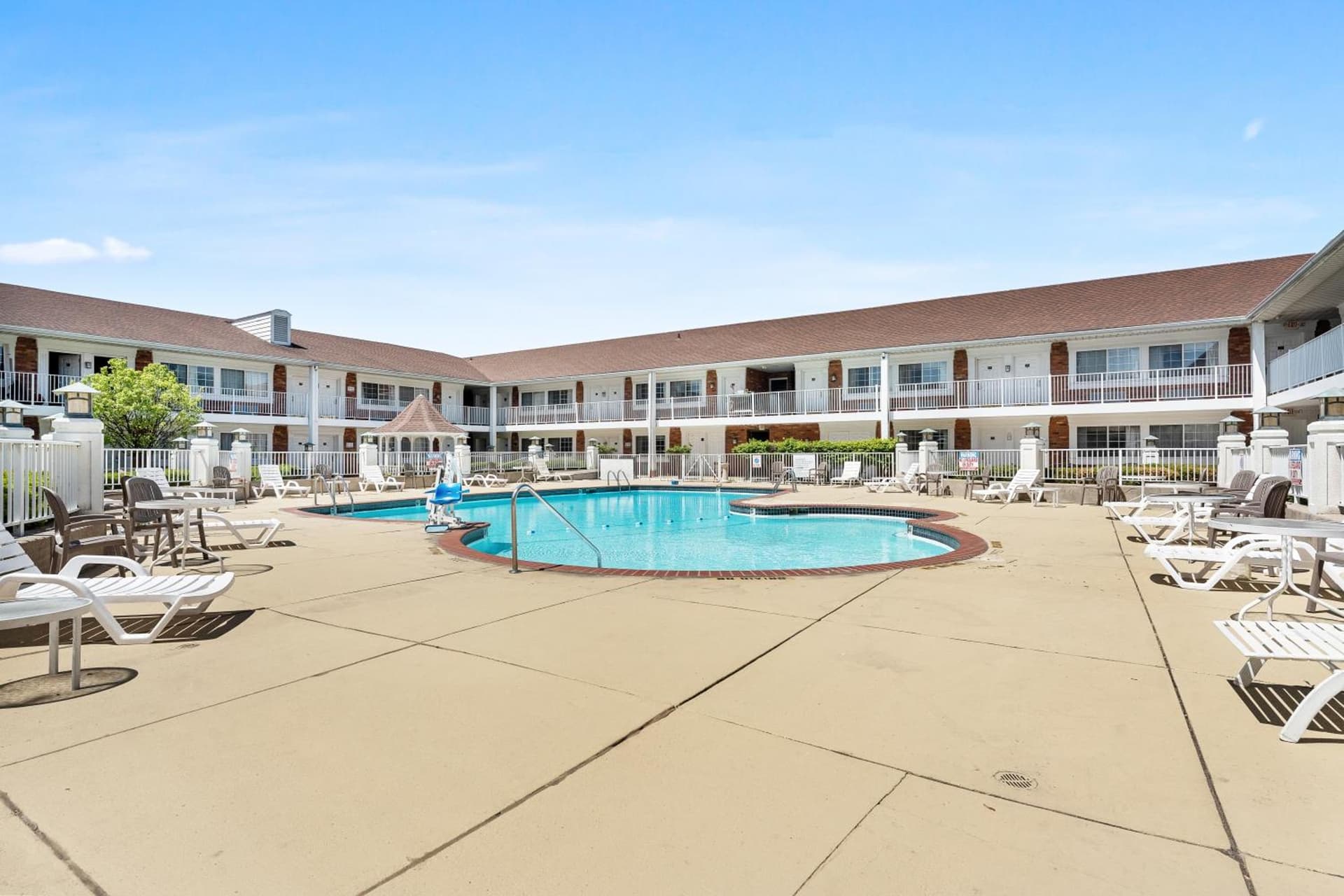 Days Inn & Suites by Wyndham Roseville/Detroit Area interior in Roseville, MI — gallery photo 2