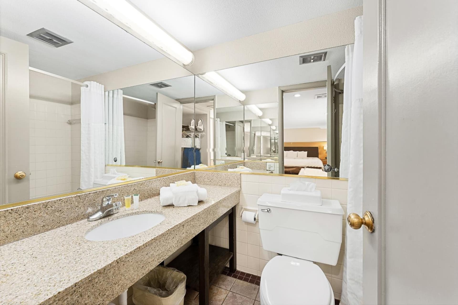 Days Inn & Suites by Wyndham Roseville/Detroit Area property views in Roseville, MI — gallery photo 3
