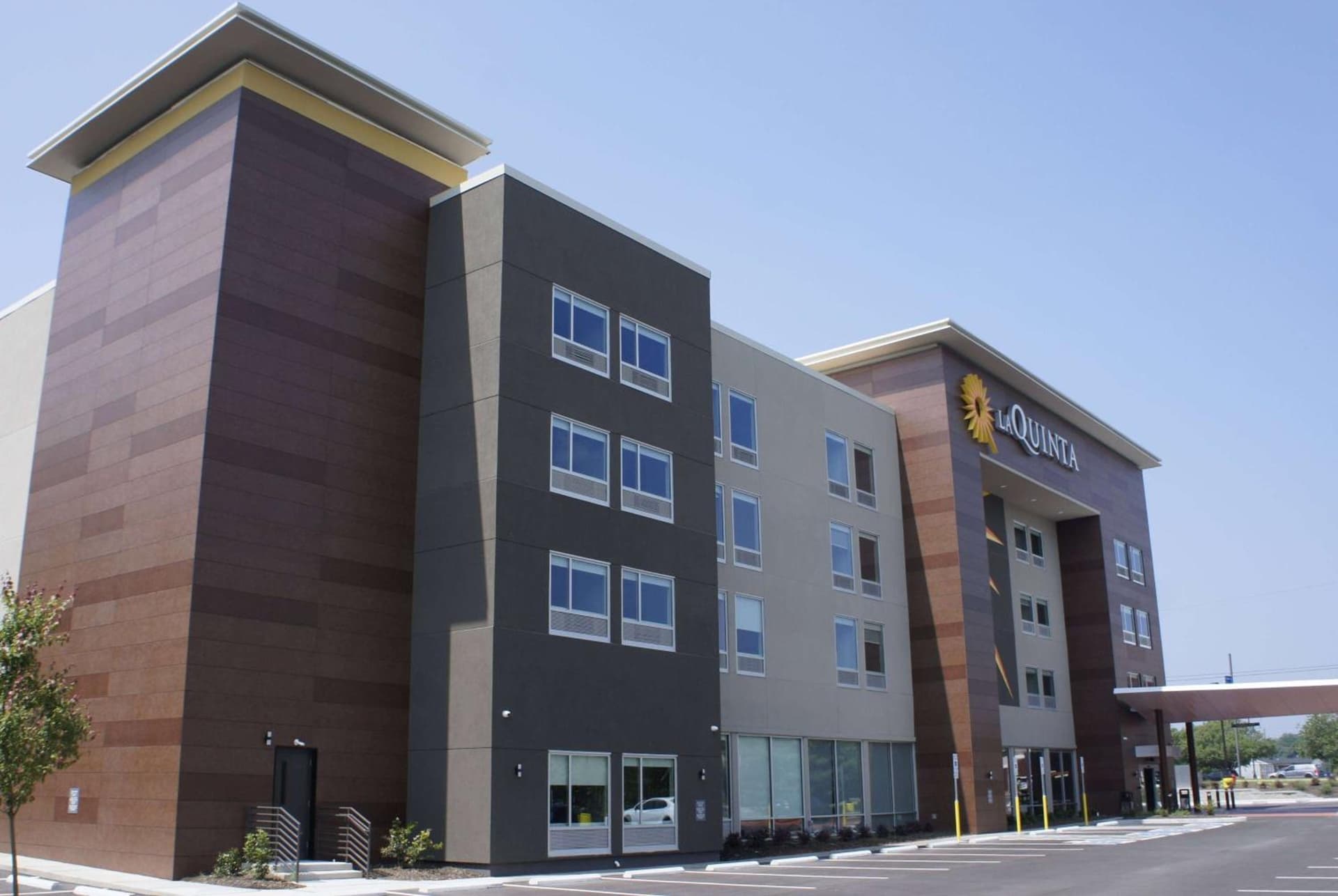 La Quinta Inn & Suites by Wyndham Manchester - Arnold AFB exterior or lobby in Manchester, TN — main listing photo