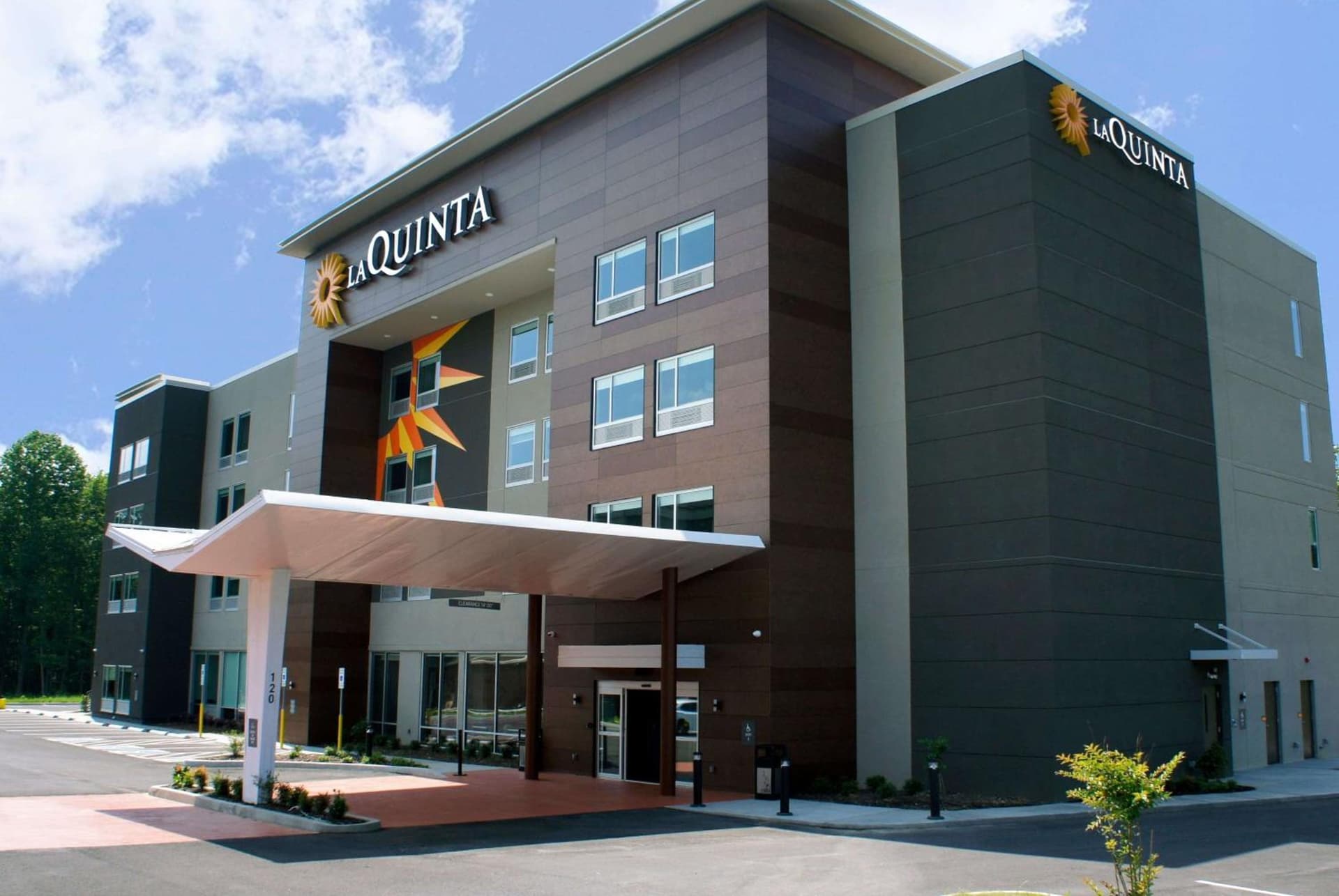 La Quinta Inn & Suites by Wyndham Manchester - Arnold AFB interior in Manchester, TN — gallery photo 2