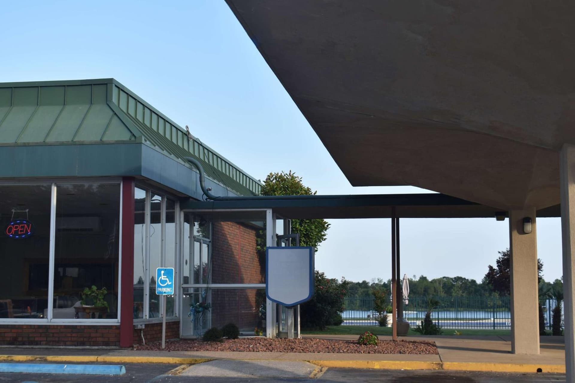 Super 8 by Wyndham Riverside AL interior in Riverside, AL — gallery photo 2