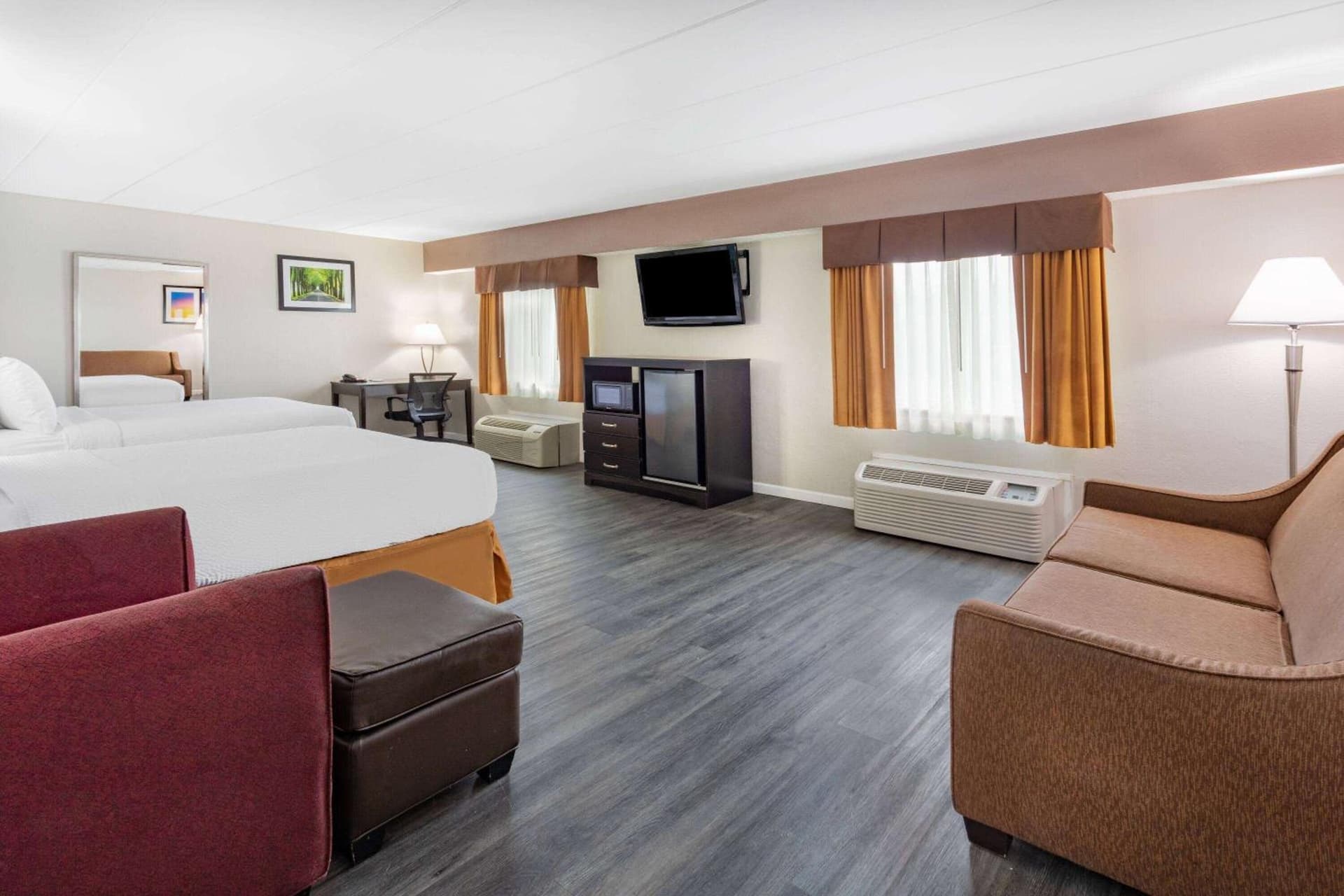 Days Inn by Wyndham Livonia Canton Detroit gallery photo in Livonia, MI — image 24