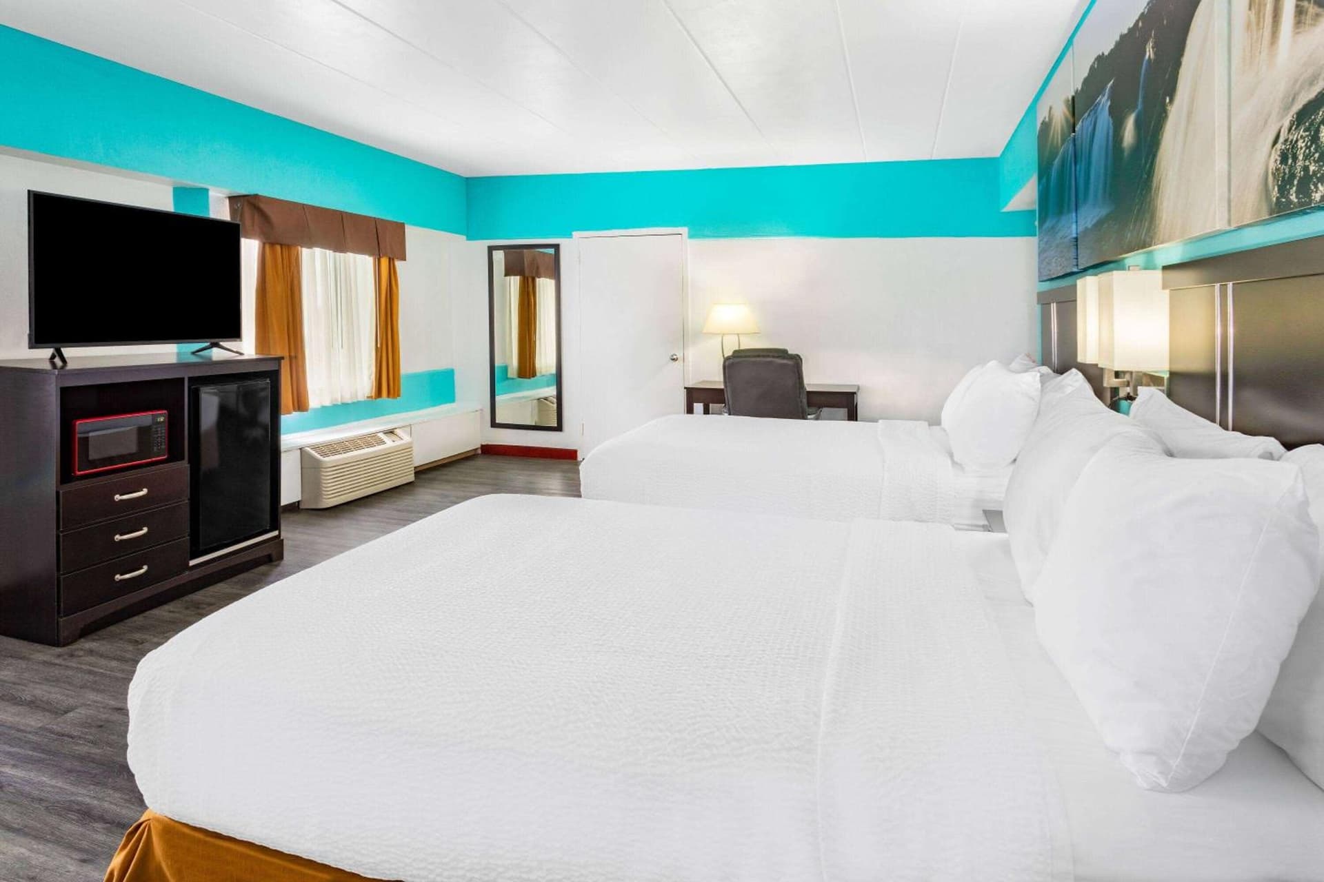 Days Inn by Wyndham Livonia Canton Detroit gallery photo in Livonia, MI — image 12