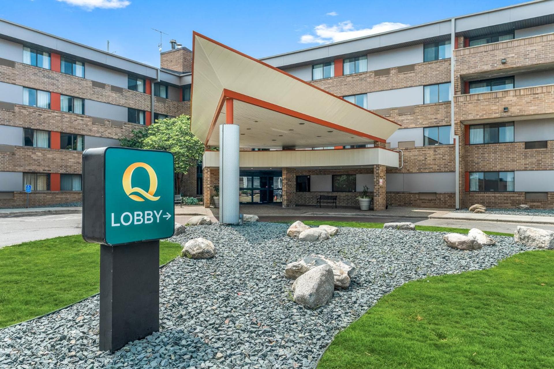 Quality Inn & Suites Mall of America - MSP Airport interior in Bloomington, MN — gallery photo 2