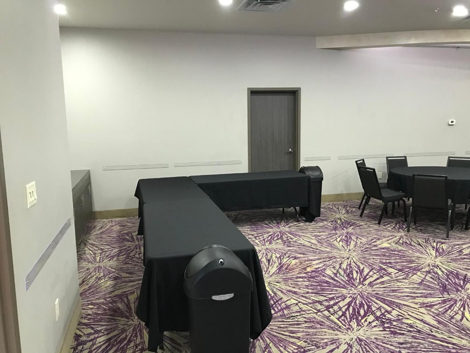 Holiday Inn Express & Suites Garland E - Lake Hubbard I30 by IHG interior in Garland, TX — gallery photo 2