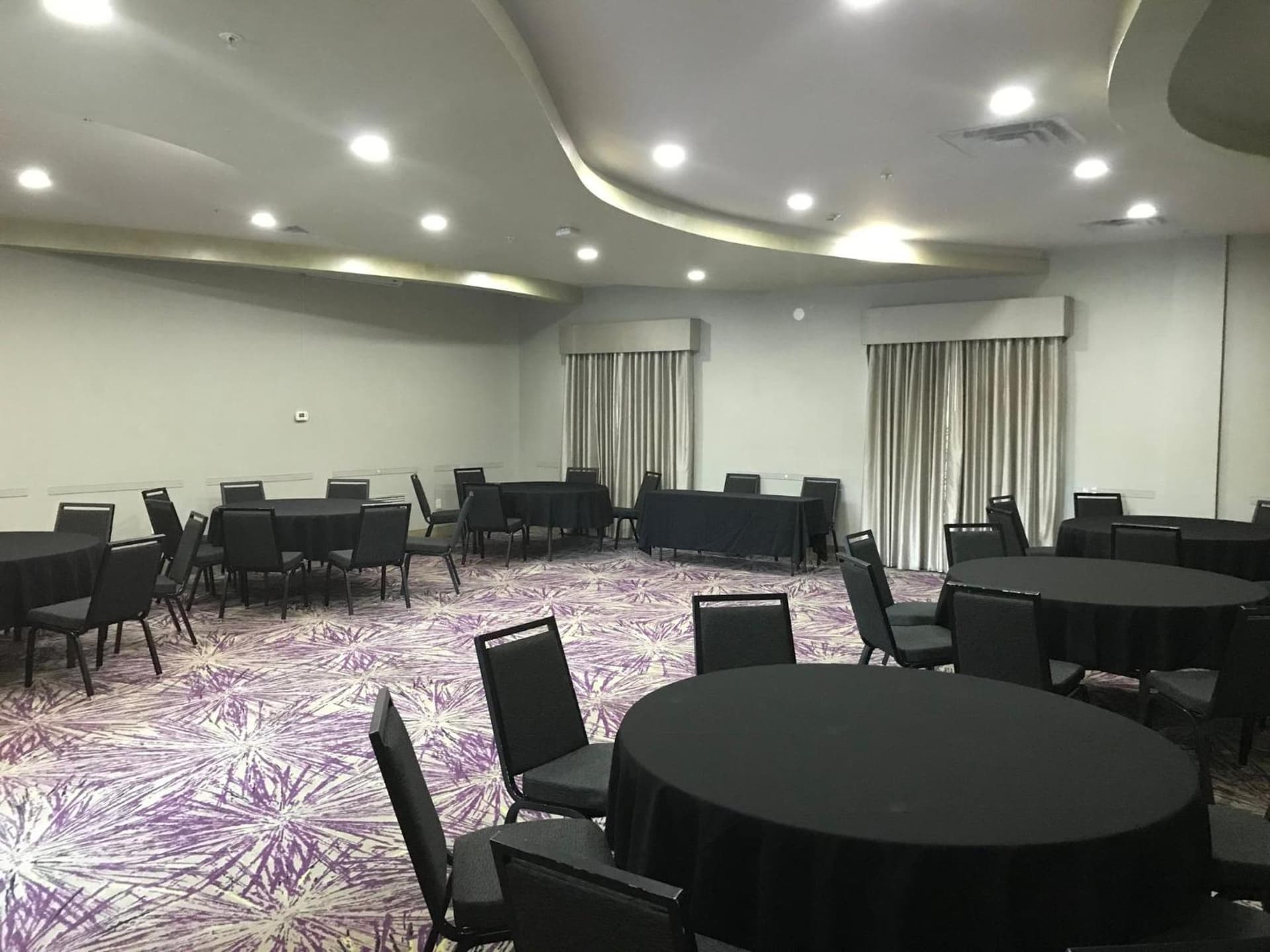 Holiday Inn Express & Suites Garland E - Lake Hubbard I30 by IHG interior in Garland, TX — gallery photo 2