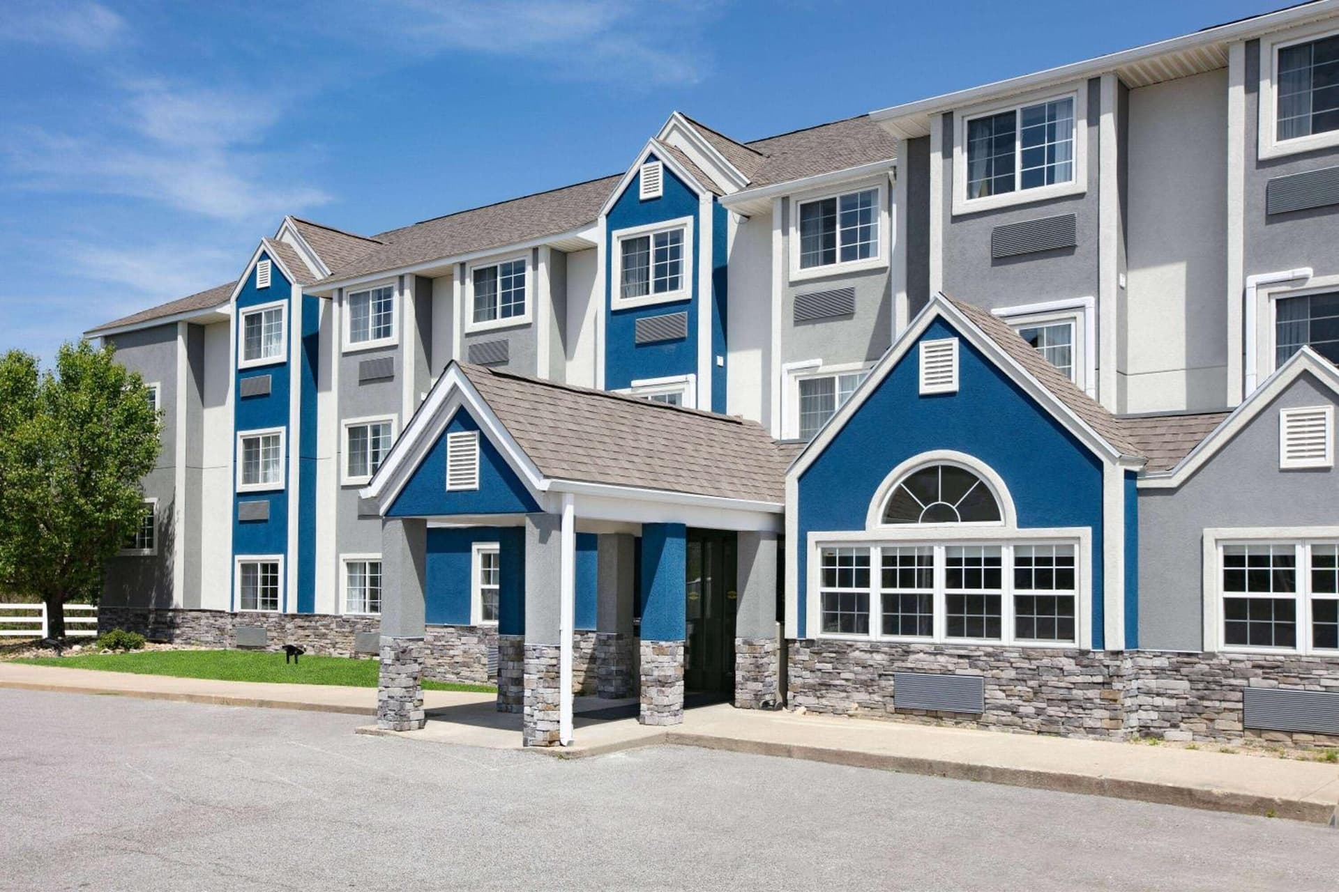 Microtel Inn by Wyndham Beckley interior in Beckley, WV — gallery photo 2