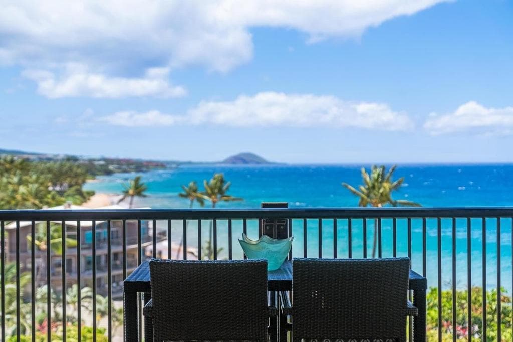 Oceanfront Mana Kai 2 bedroom condo property views in Wailea, HI — gallery photo 3