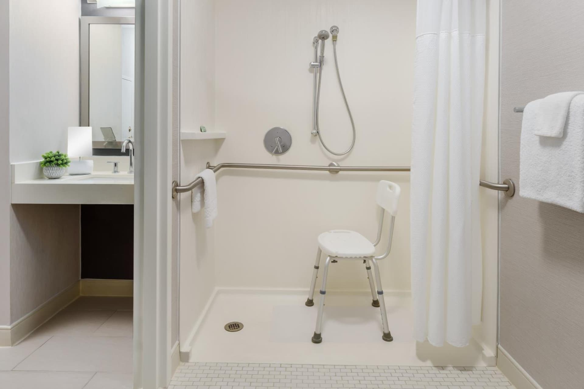 Courtyard by Marriott Manchester-Boston Regional Airport gallery photo in Manchester, NH — image 43