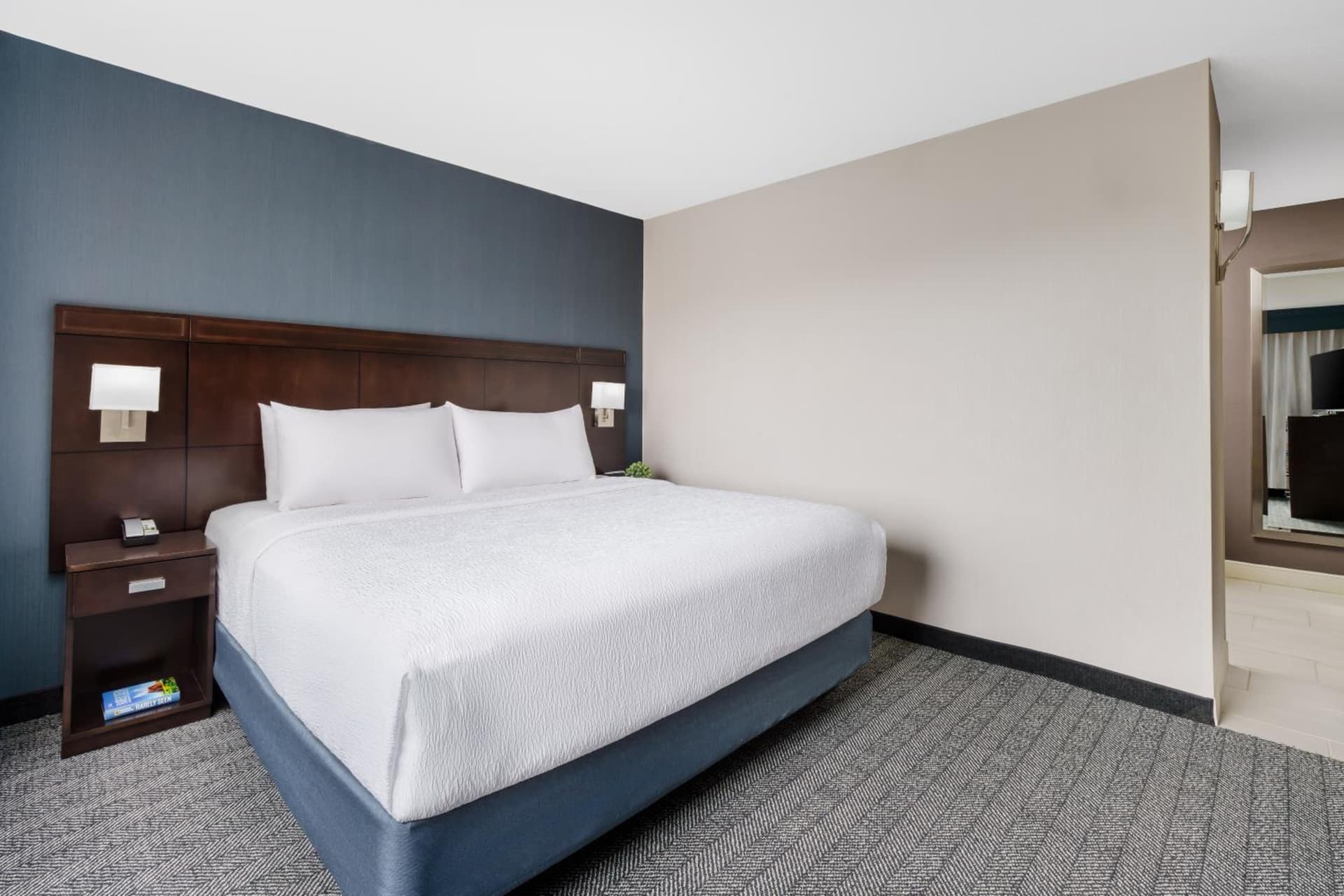 Courtyard by Marriott Manchester-Boston Regional Airport property views in Manchester, NH — gallery photo 3