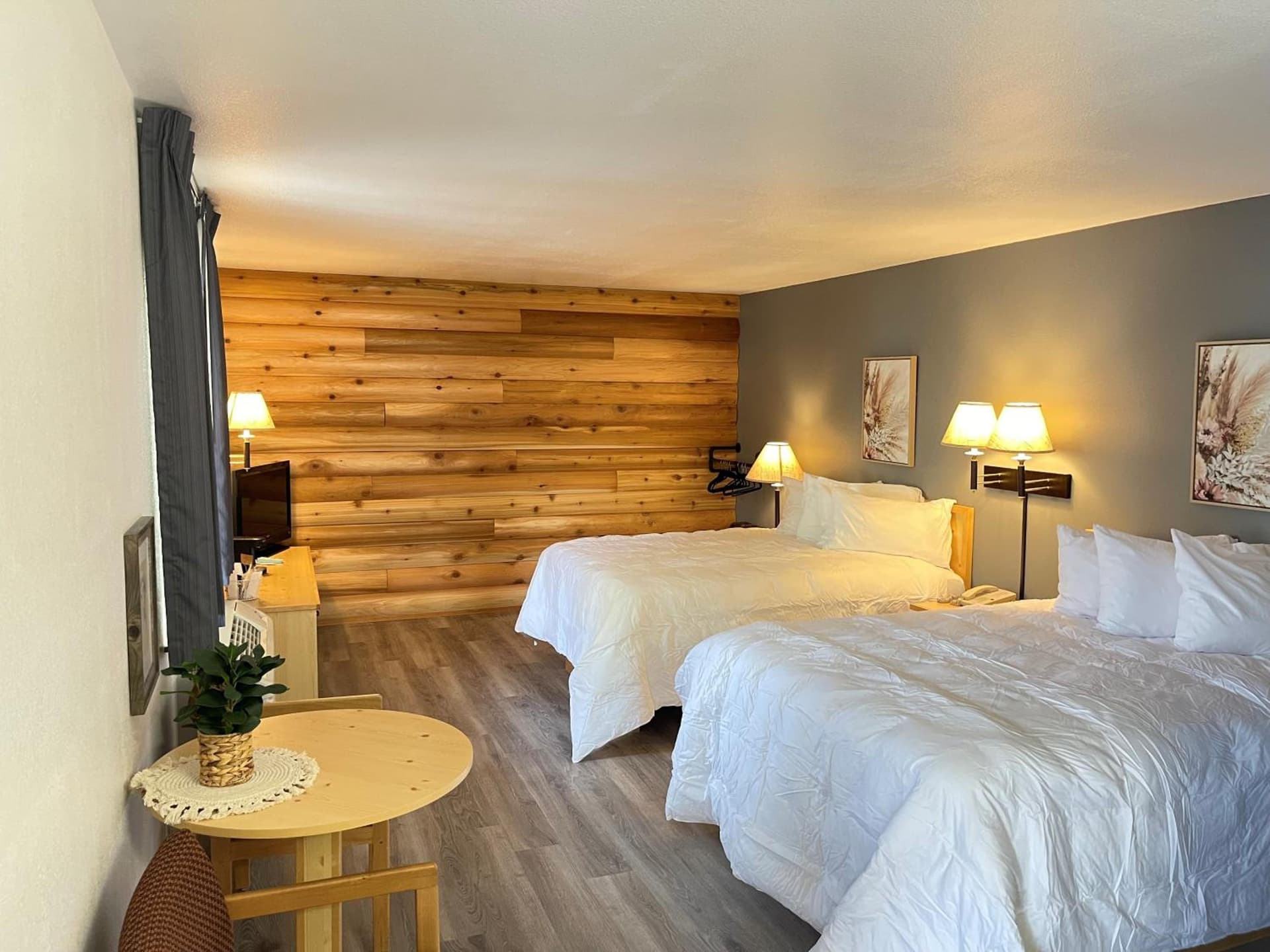 Moose Creek Lodge & Suites property views in Cody, WY — gallery photo 3