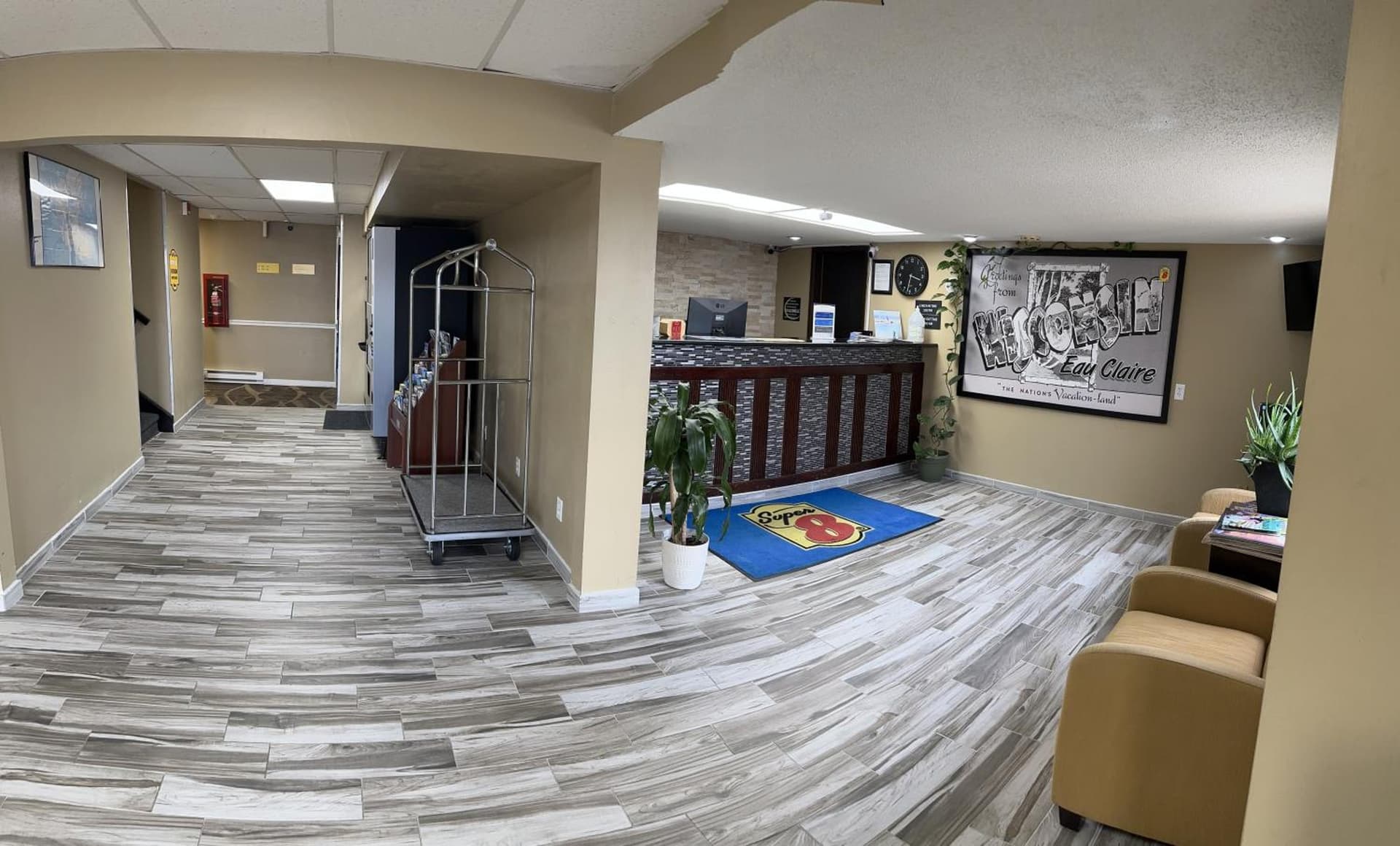 Super 8 by Wyndham Eau Claire WI interior in Eau Claire, WI — gallery photo 2