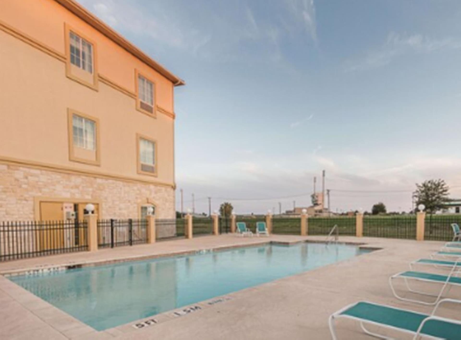 La Quinta by Wyndham Waxahachie interior in Waxahachie, TX — gallery photo 2