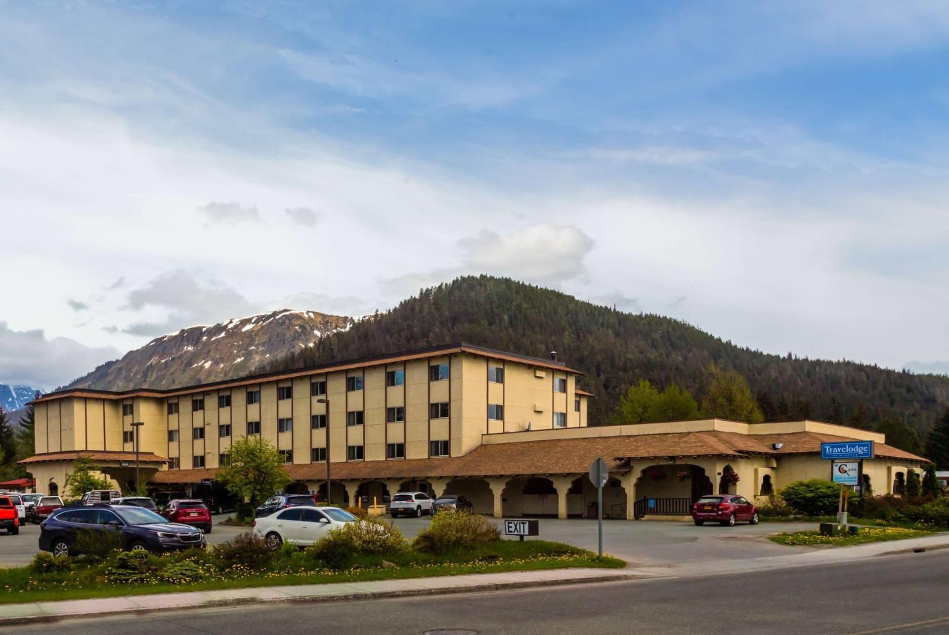 Travelodge by Wyndham Juneau interior in Mendenhaven, AK — gallery photo 2