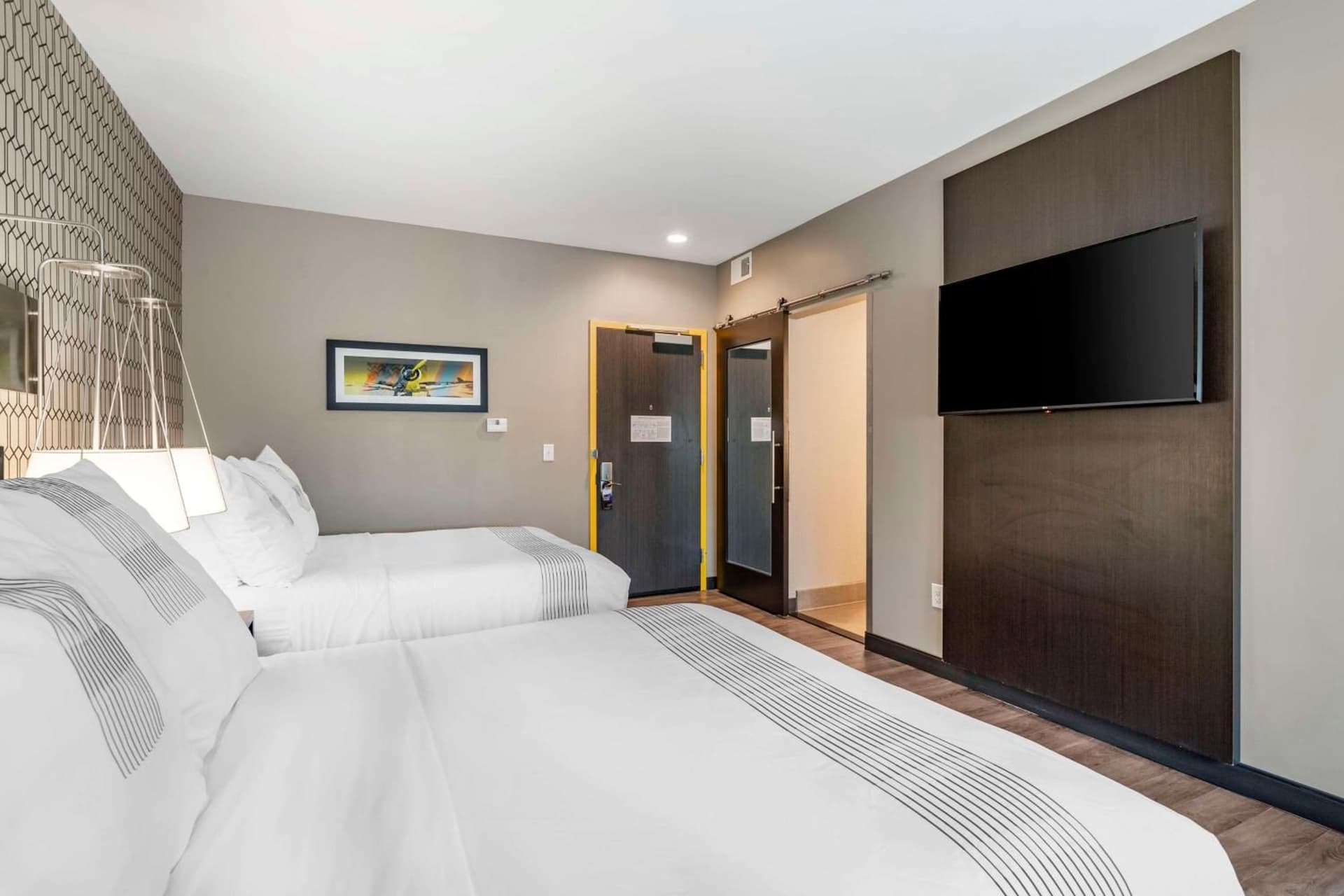 GLō Best Western Savannah-Gateway I-95 interior in Savannah, GA — gallery photo 2