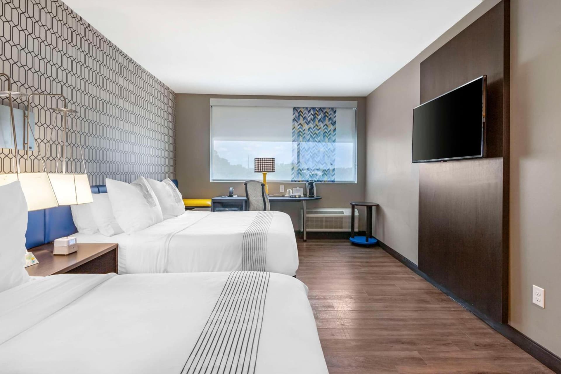 GLō Best Western Savannah-Gateway I-95 interior in Savannah, GA — gallery photo 2