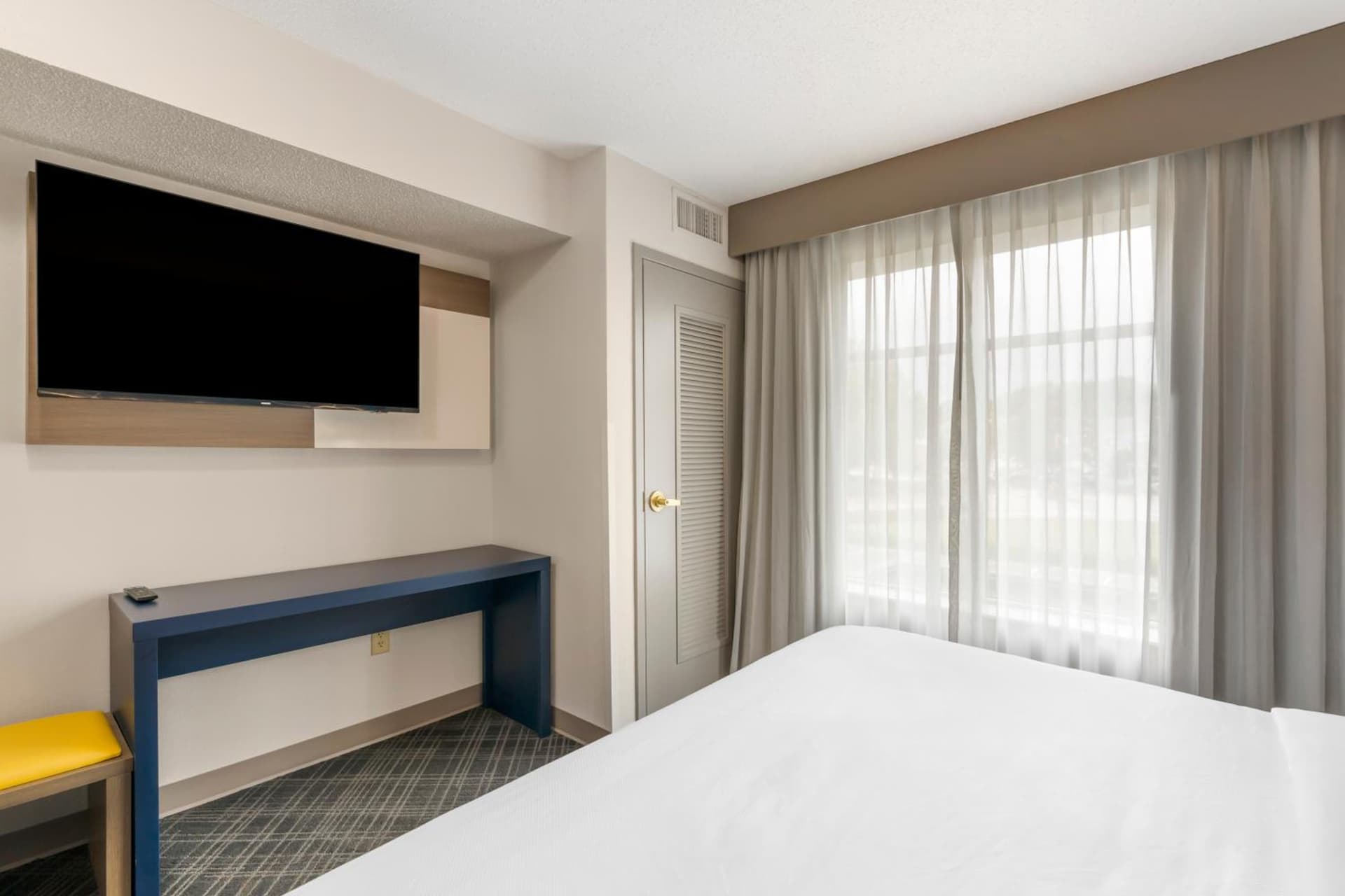 Comfort Inn & Suites Hampton near Coliseum gallery photo in Hampton, VA — image 31
